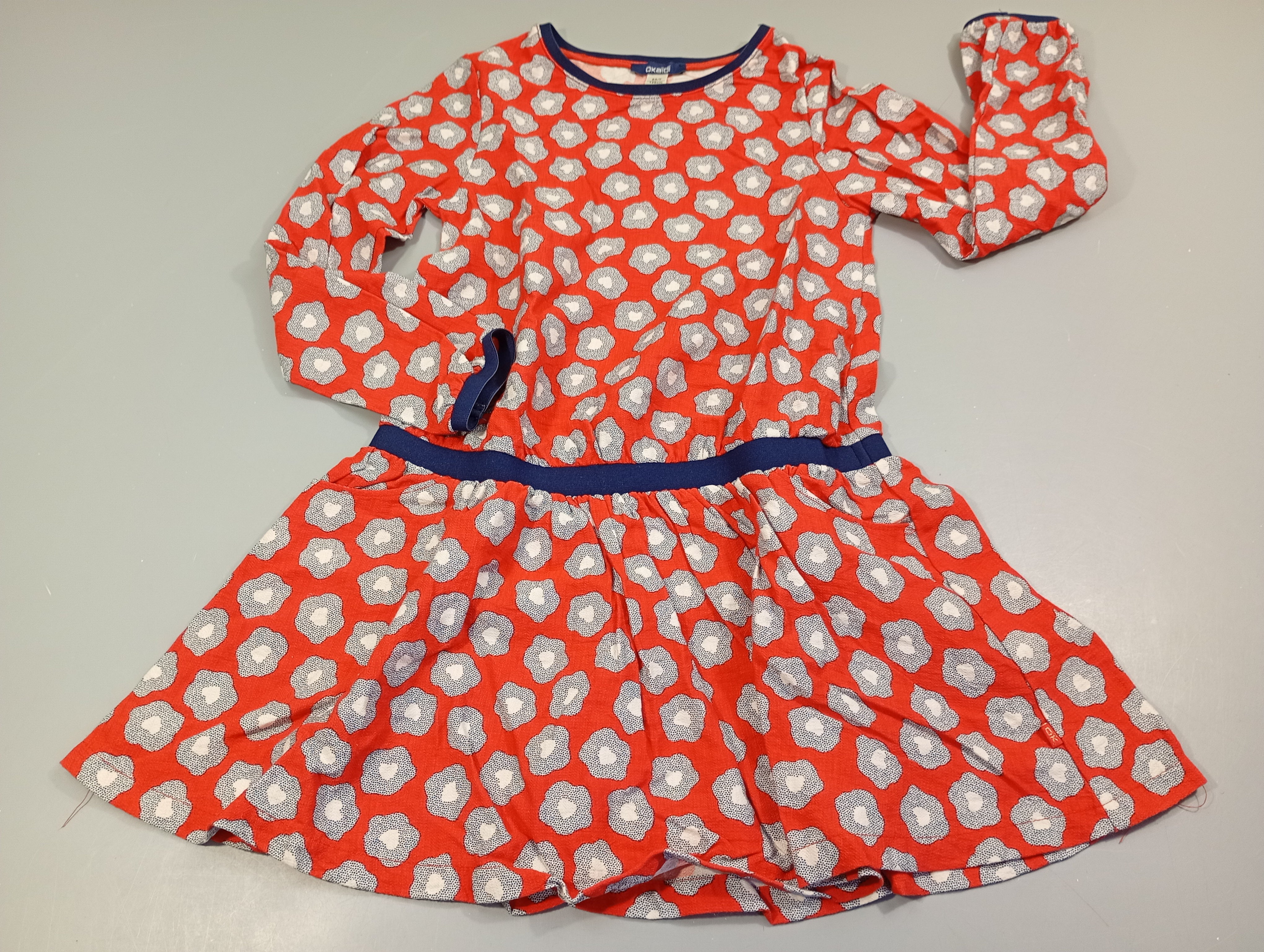 Robe m.l  rouge, fleurs bleu marine blanc