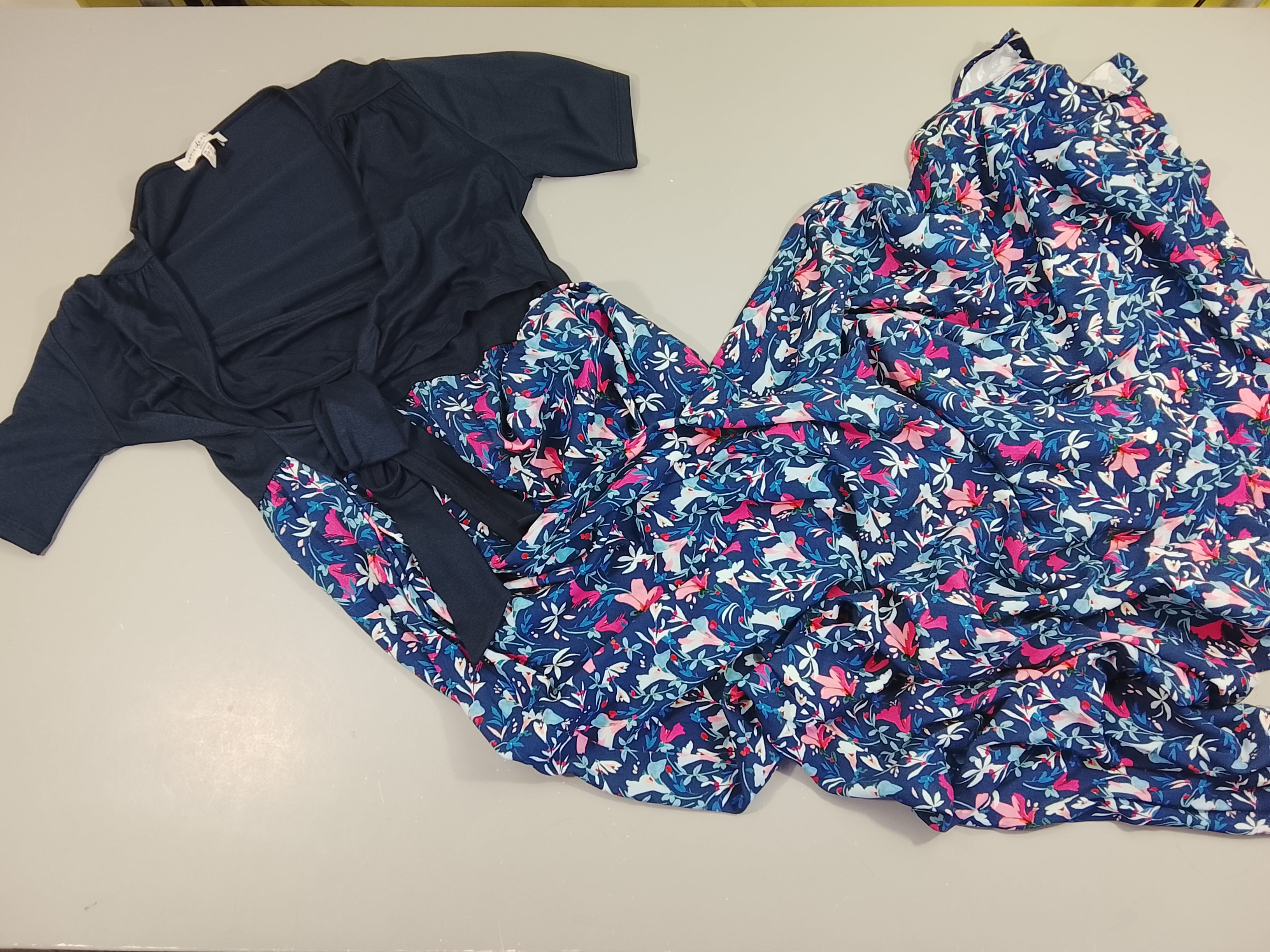 Robe m.c de grossees/ allaitement  dessus bleu marine, dessous bleu marine à fleurs