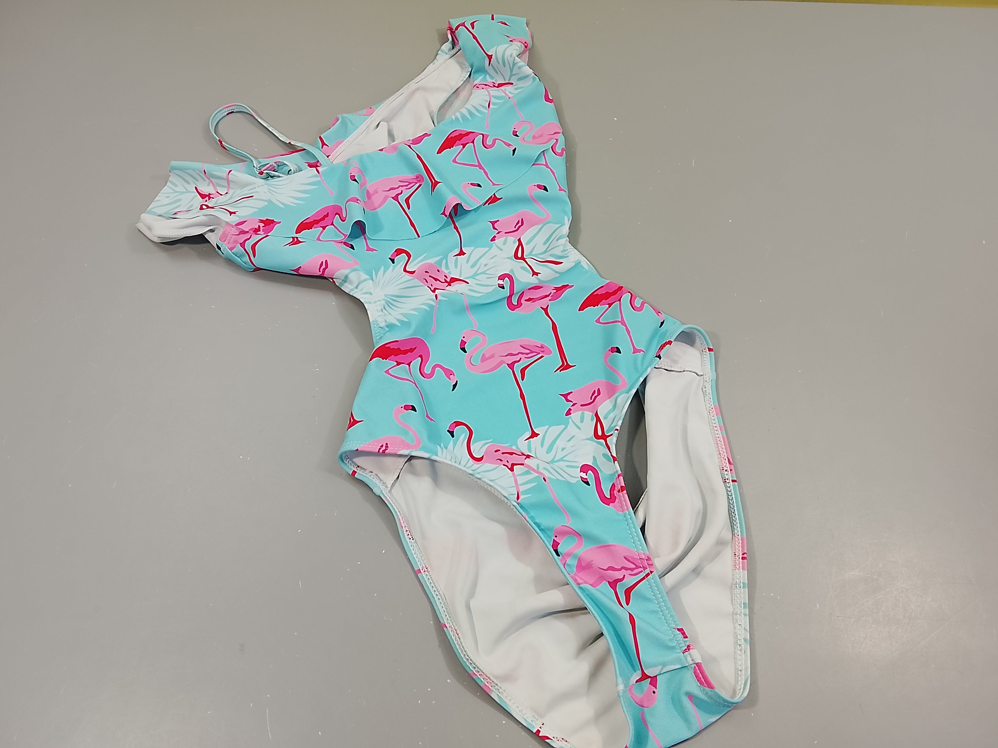 Maiilot bleu, flamants roses,dos nu. Pas de taille indiquée, estimée 14a