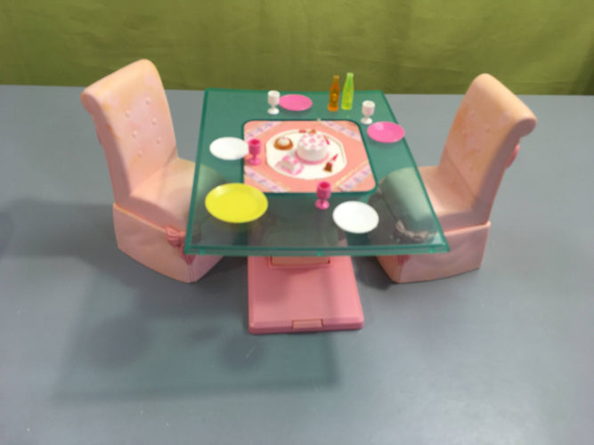 Table avec accessoires et 2 chaises Bar.bie, vintage, moins cher chez Petit Kiwi