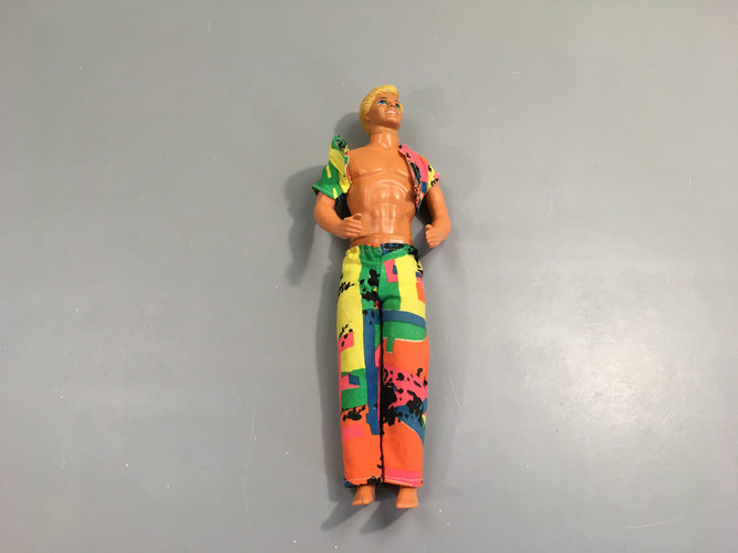 Poupée mannequin Ken, tenue multicolore, moins cher chez Petit Kiwi
