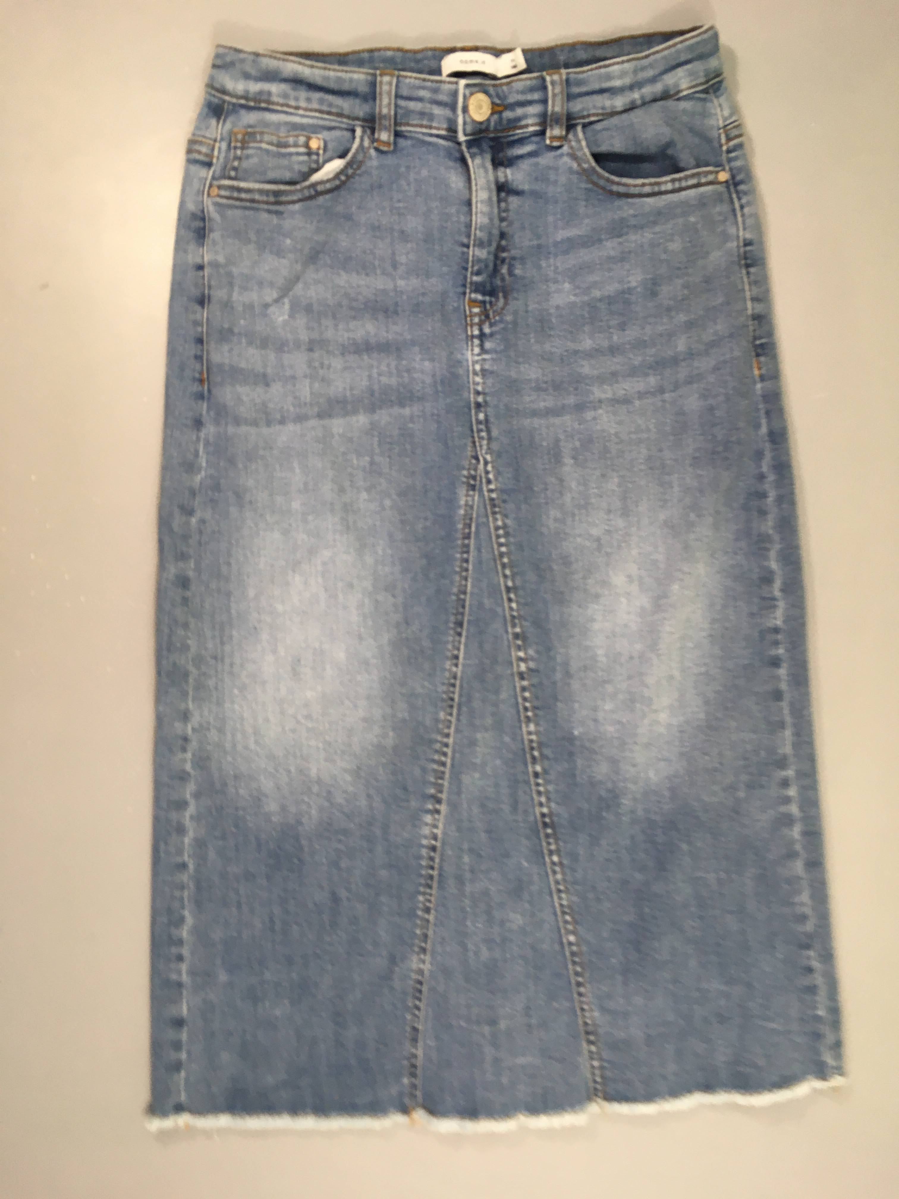 Jupe en jean effet effiloché bas