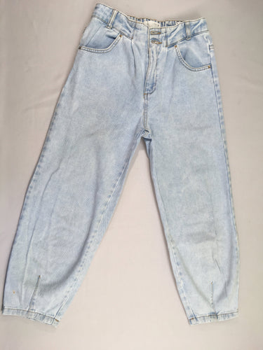 Jeans large clair, petite tache à relaver sur la jambre droite, moins cher chez Petit Kiwi