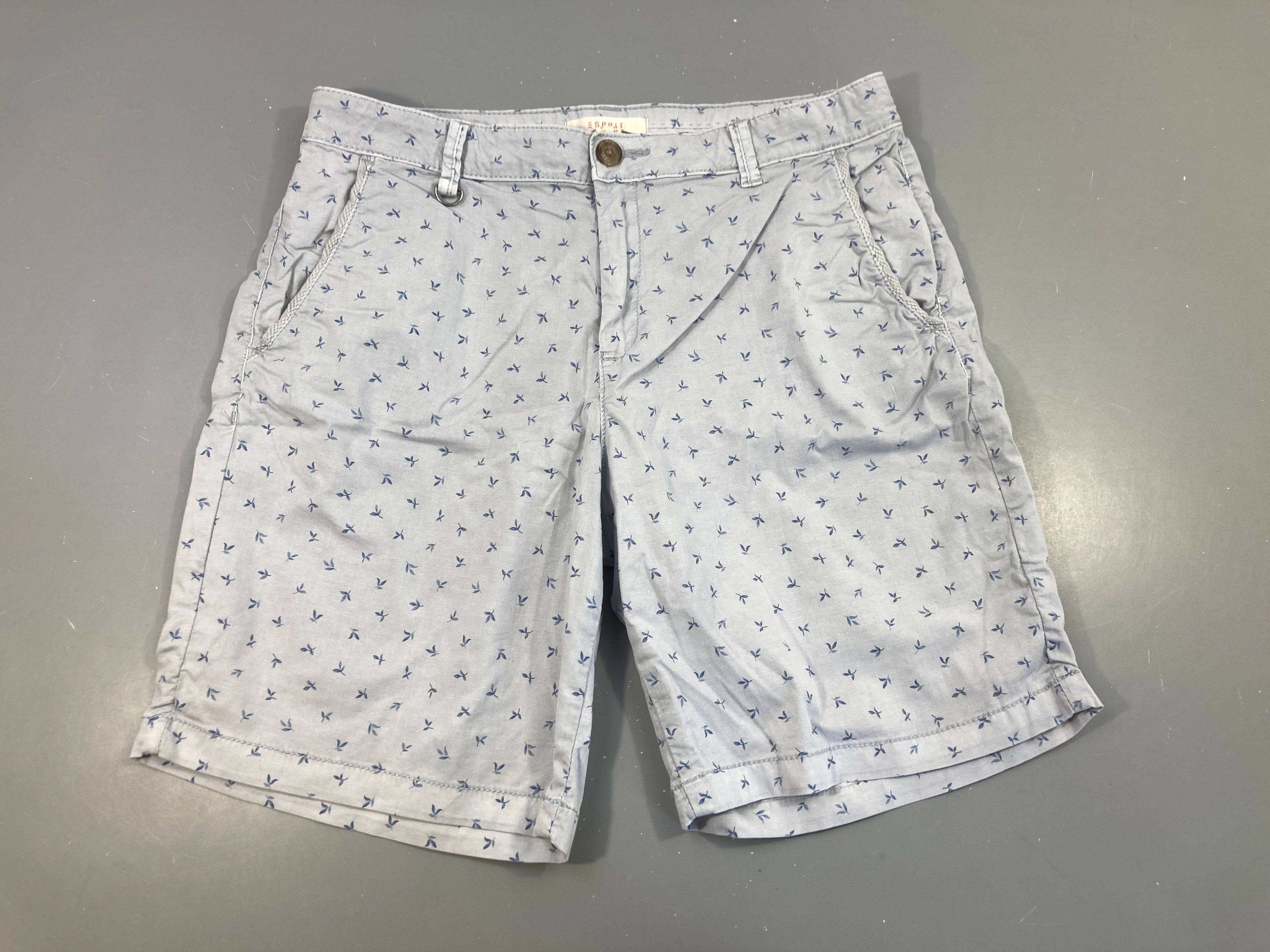 Bermuda chino bleu clair feuilles