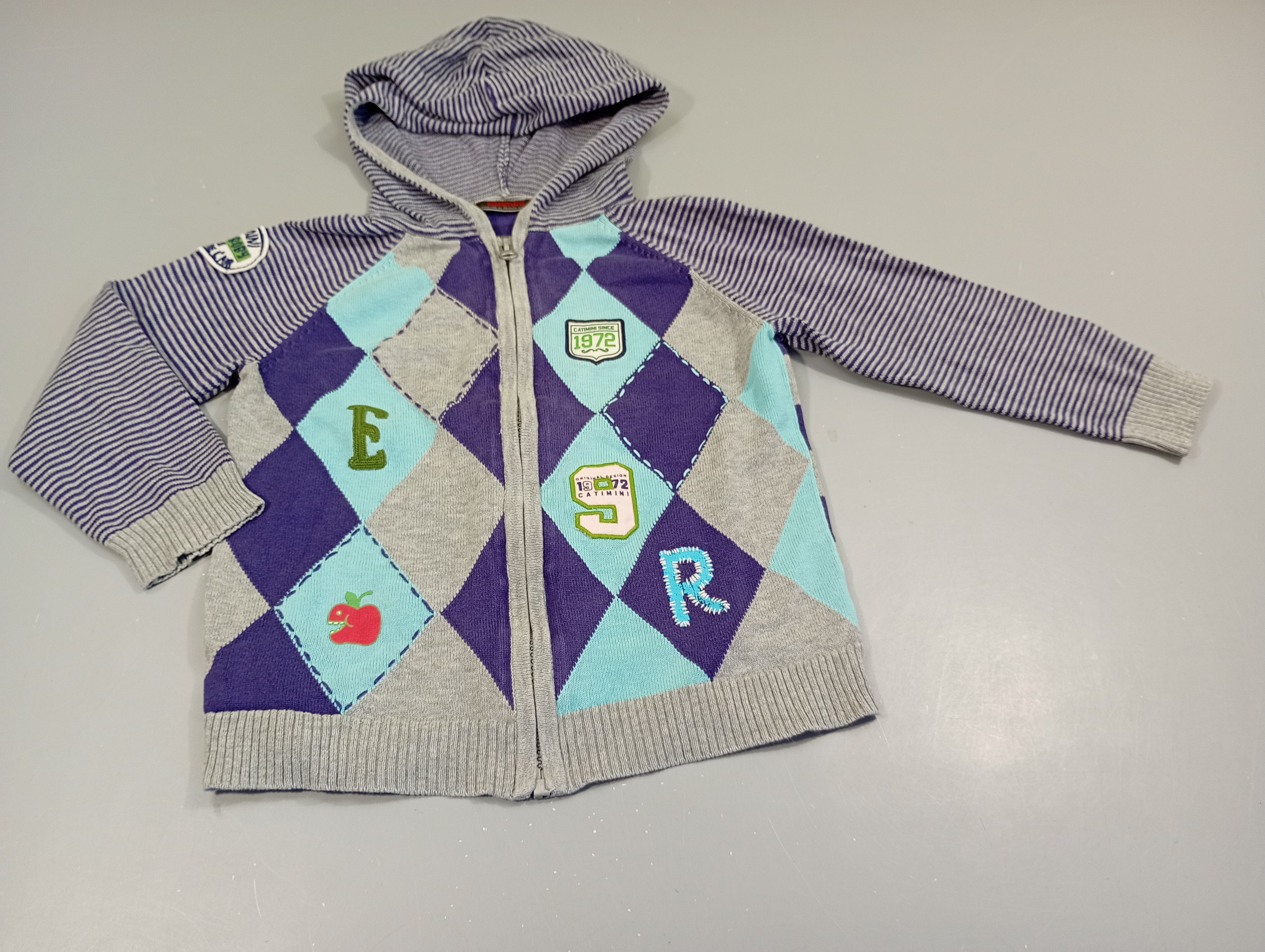 Gilet zippé à capuche , losanges gris, bleu, mauve, manches et capuche rayé 