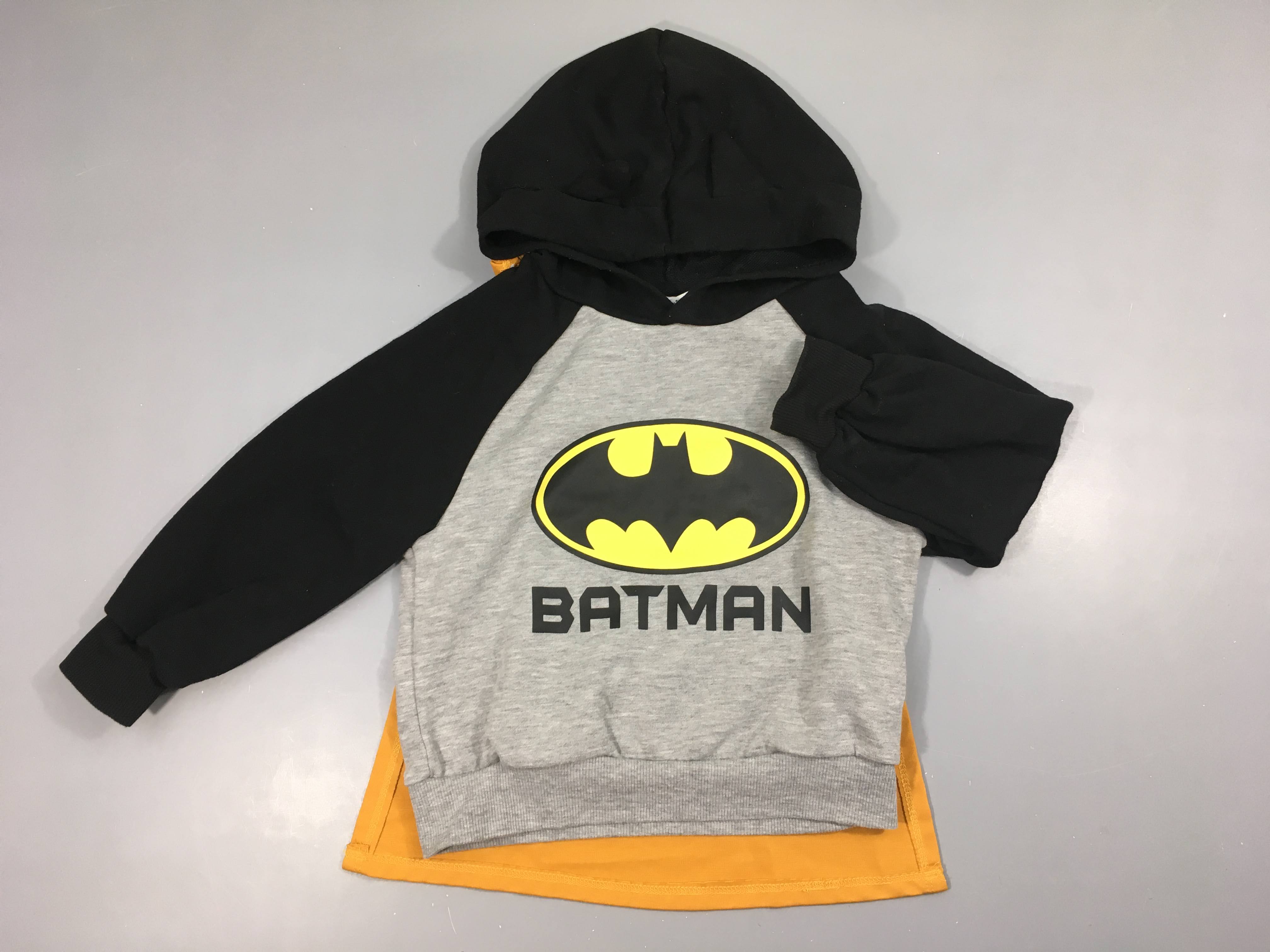 Sweat gris à capuche noir Batman + Cape orange à boutonner