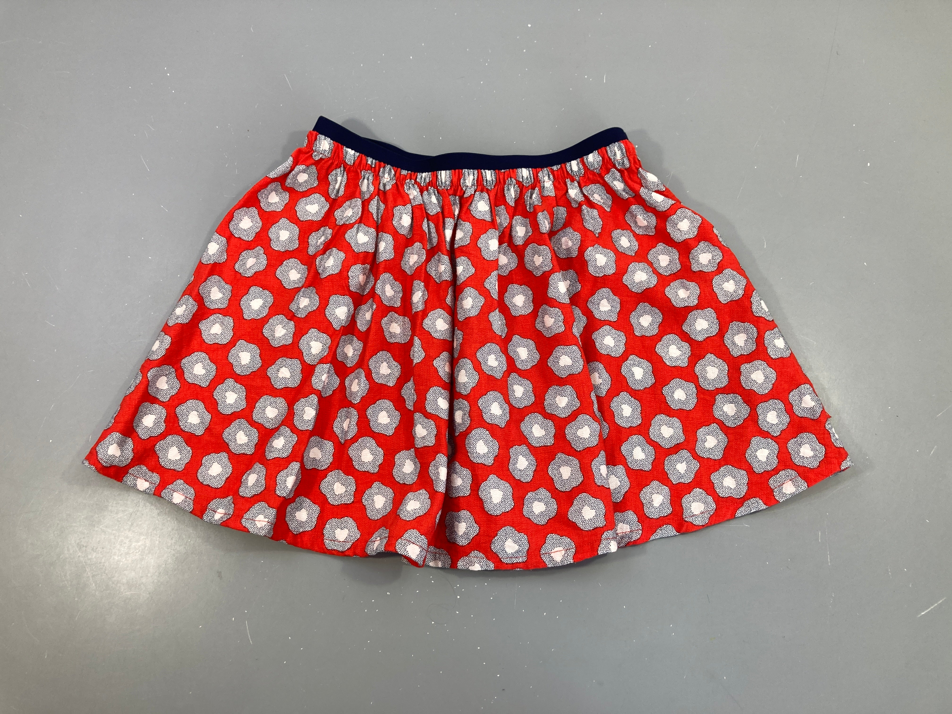 Jupe rouge motifs blanc/bleu