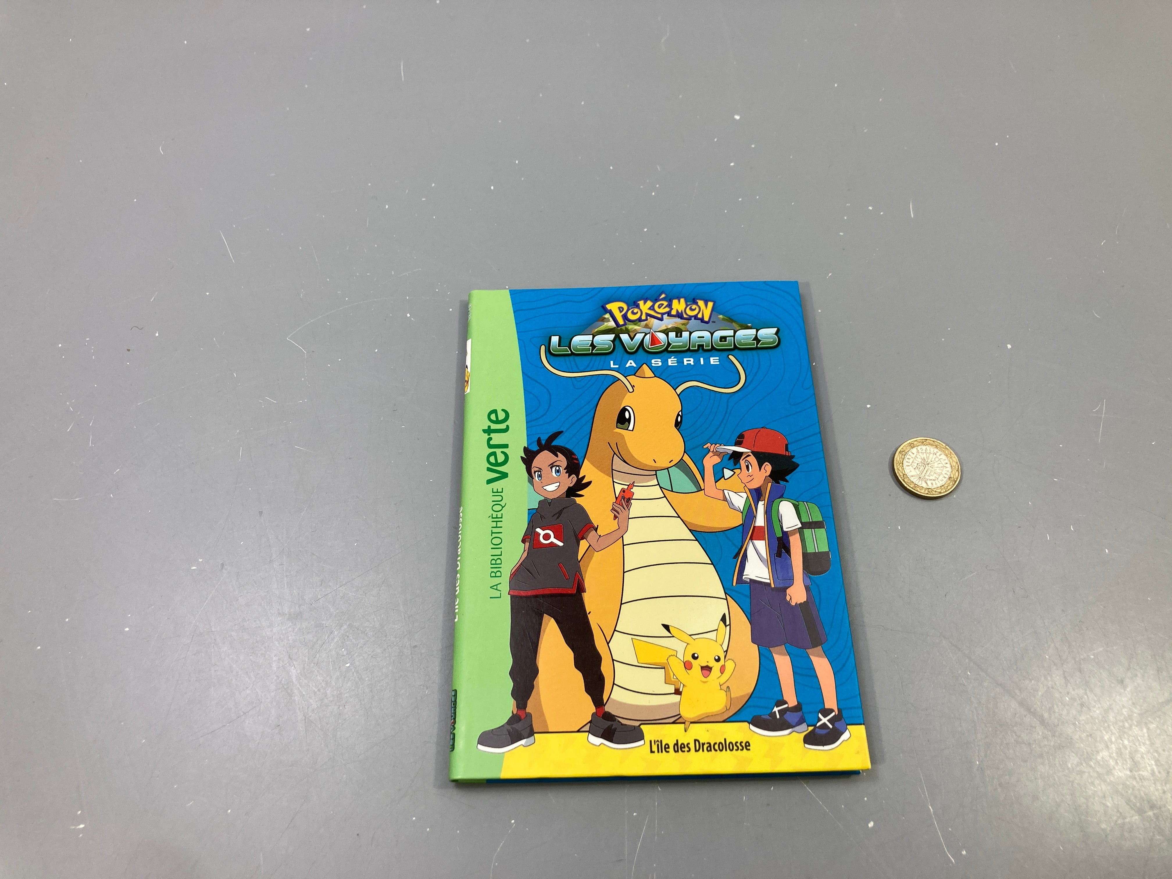 Pokémon Les Voyages, L'île des Dracolosse, Bibliothèque verte