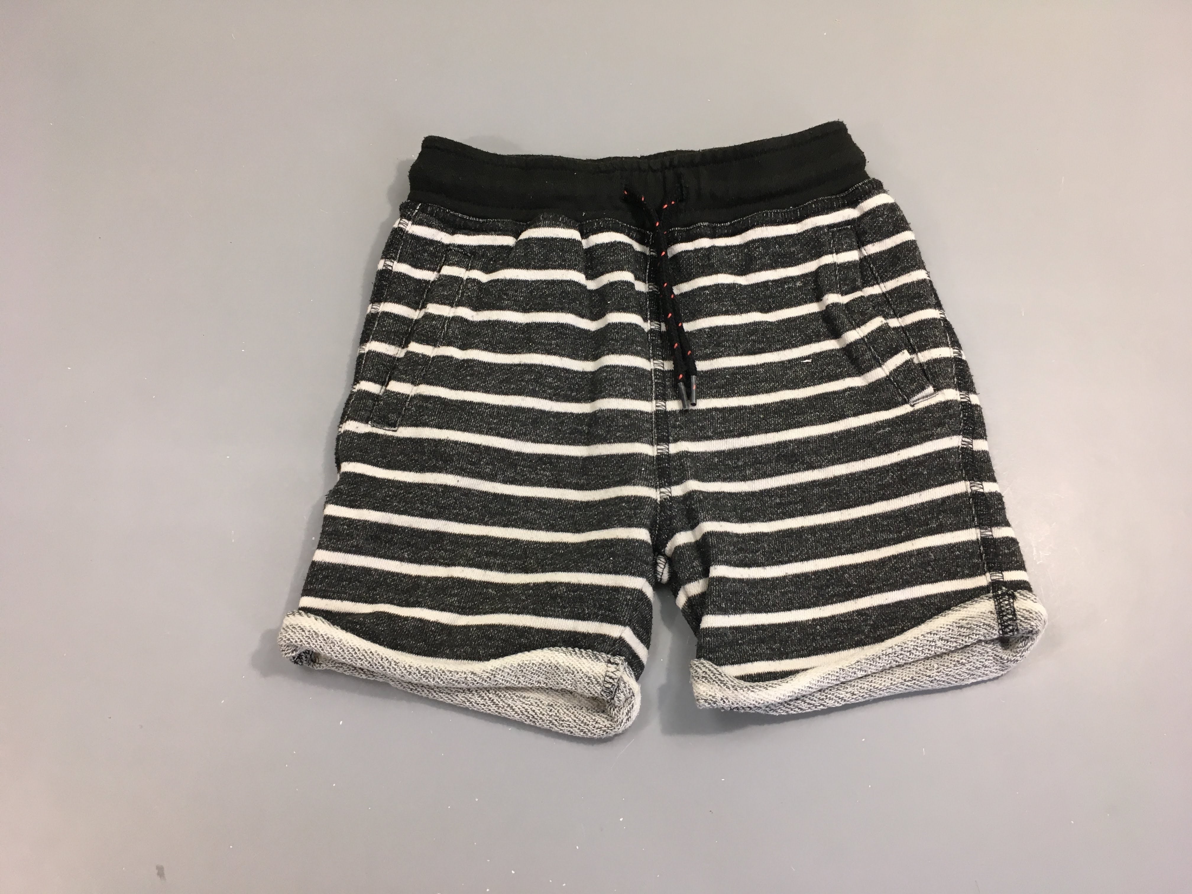 Bermuda molleton gris foncé rayé blanc, bouloché