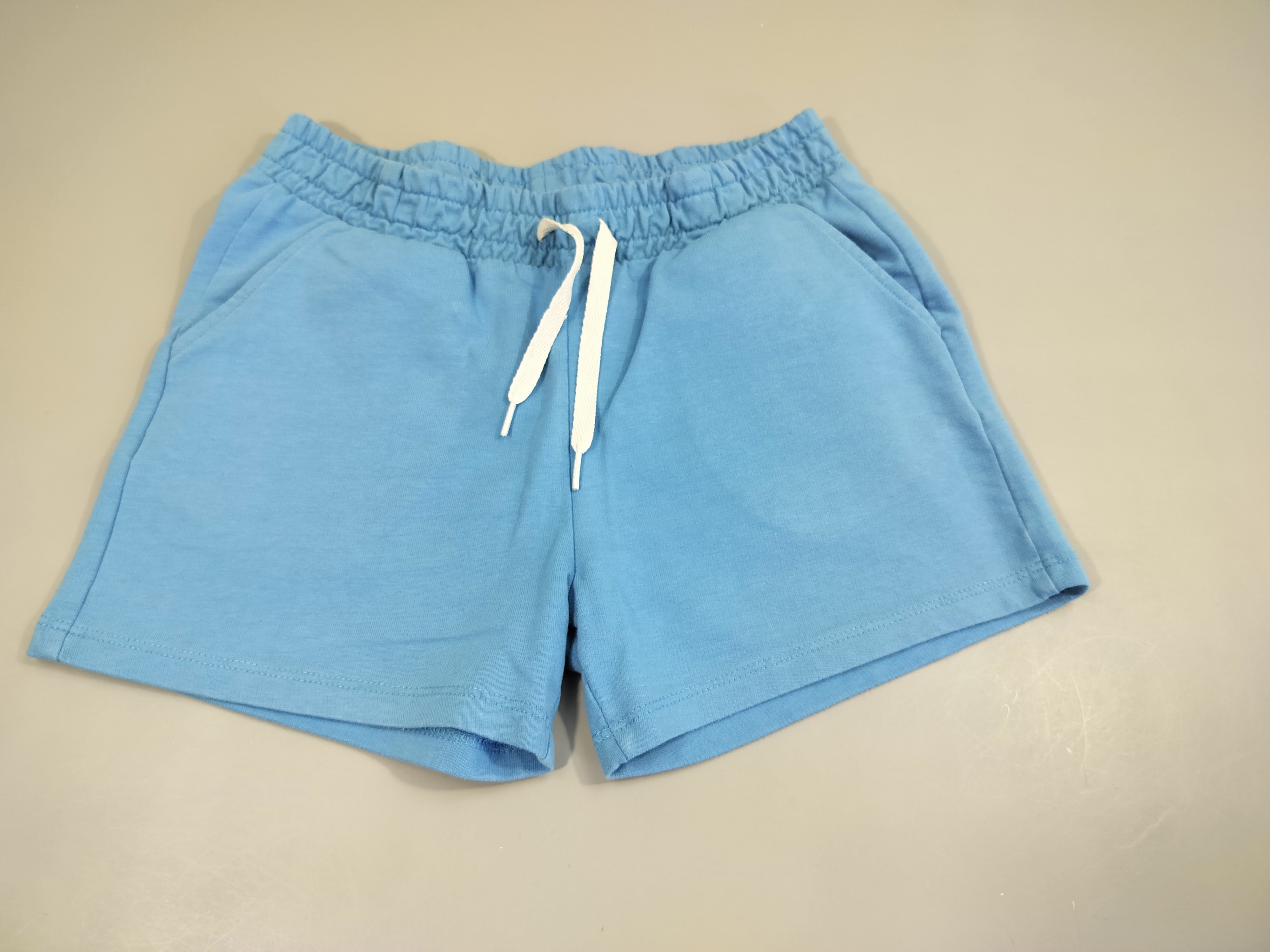 Short coton bleu, très légèrement bouloché