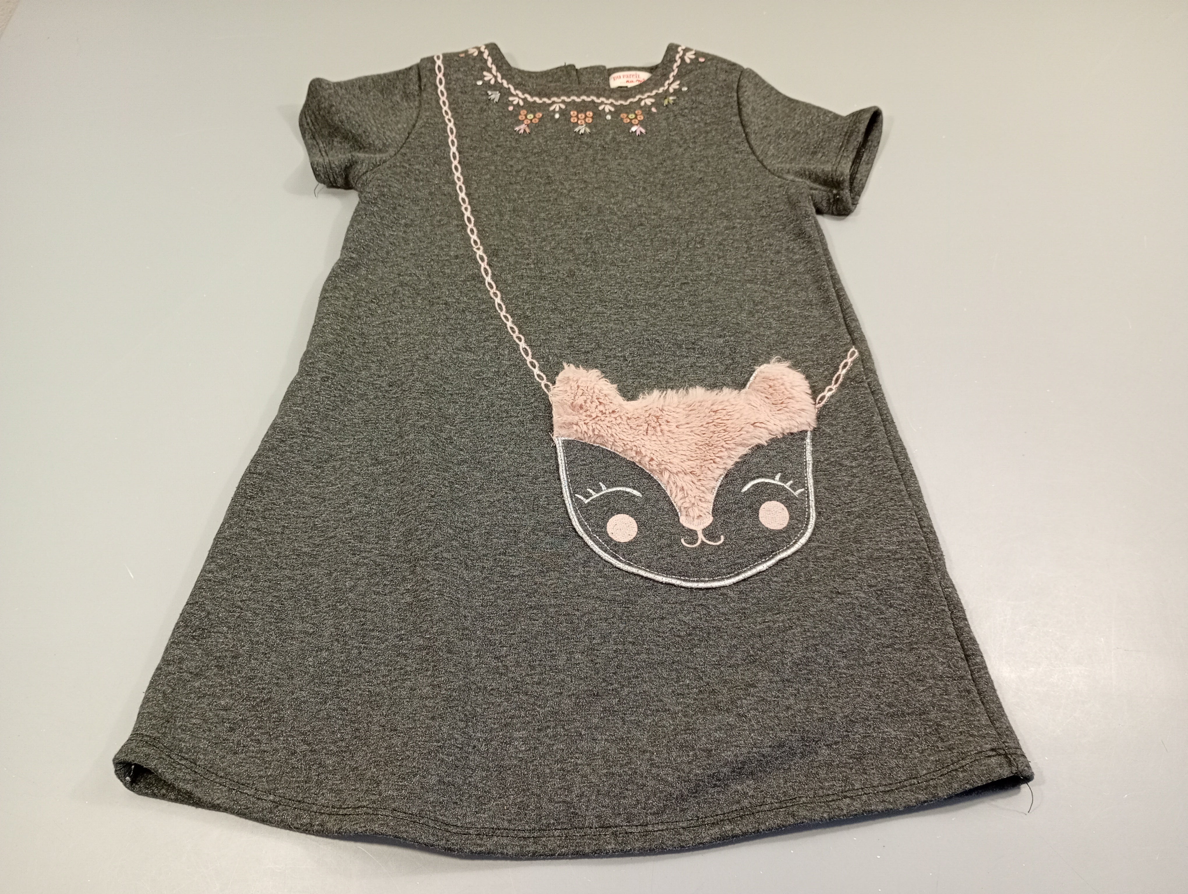 Robe m.c gris chiné avec fines paillettes, faux sac tête de renarde. Intérieur polar. Légèrement boulochée.