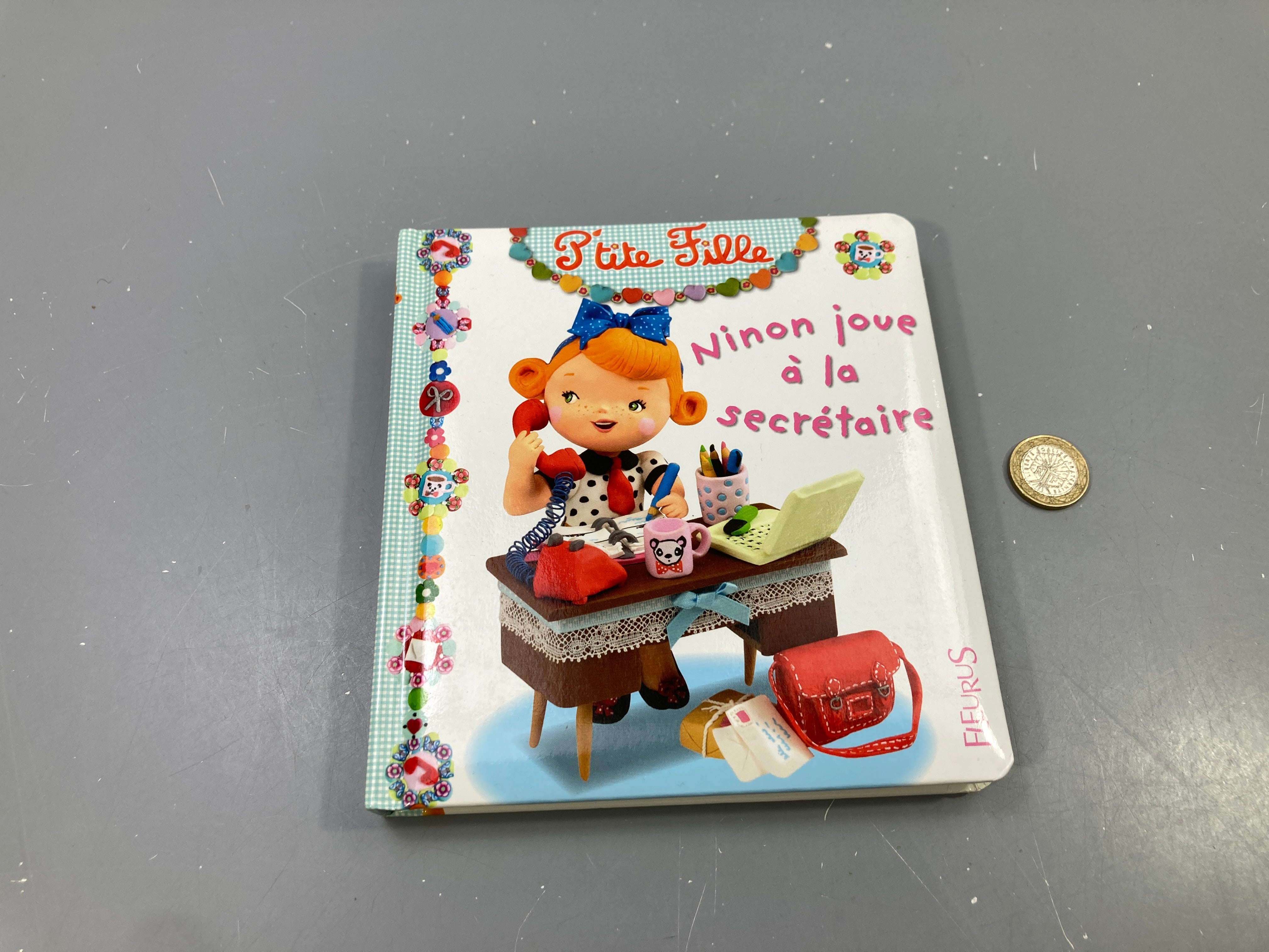 P'tite Fille, Ninon joue à la secrétaire, Fleurus