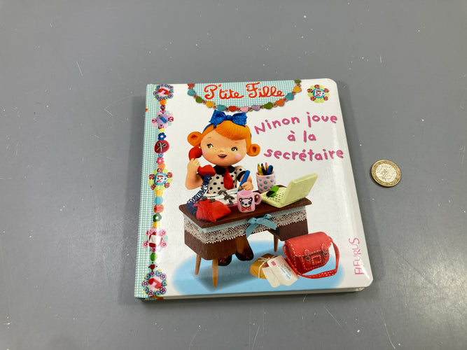 P'tite Fille, Ninon joue à la secrétaire, Fleurus, moins cher chez Petit Kiwi