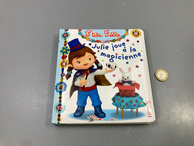 P'tite Fille, Julie joue à la magicienne, Fleurus, moins cher chez Petit Kiwi