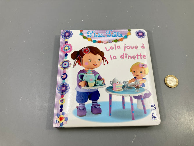 P'tite Fille, Lola joue à la dînette, Fleurus, moins cher chez Petit Kiwi