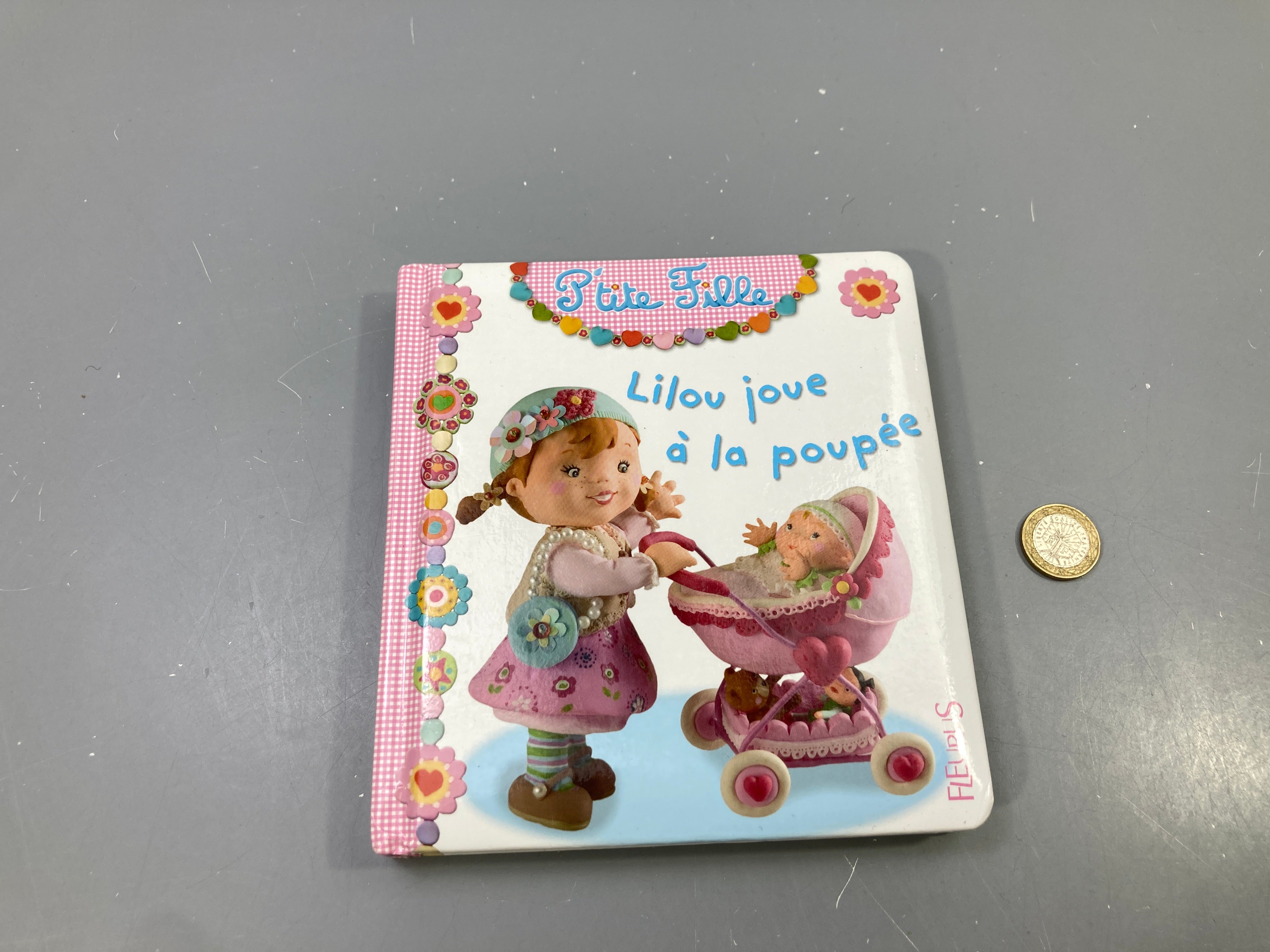 P'tite Fille, Lilou joue à la poupée, Fleurus