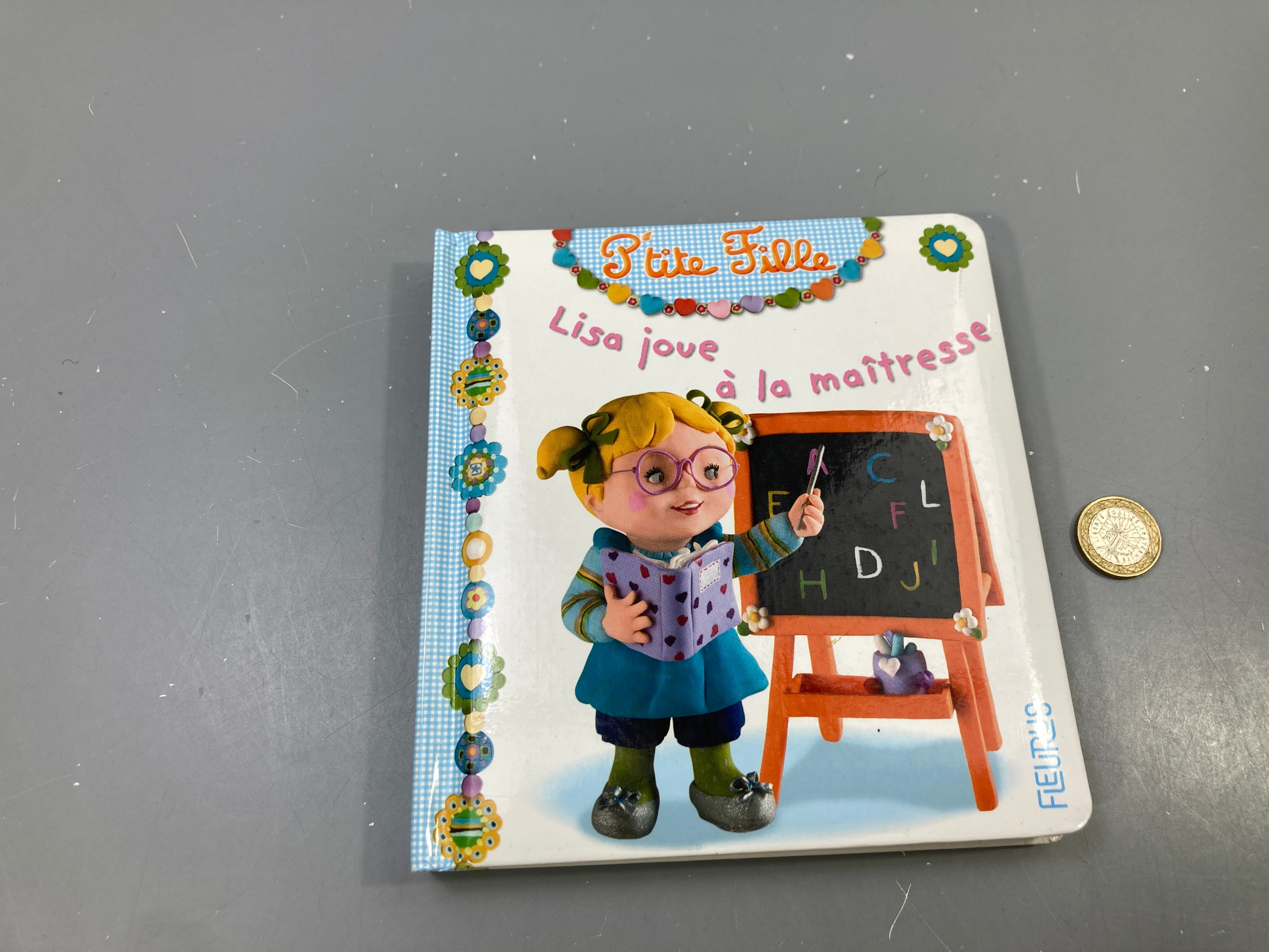 P'tite Fille, Lisa joue à la maîtresse, Fleurus