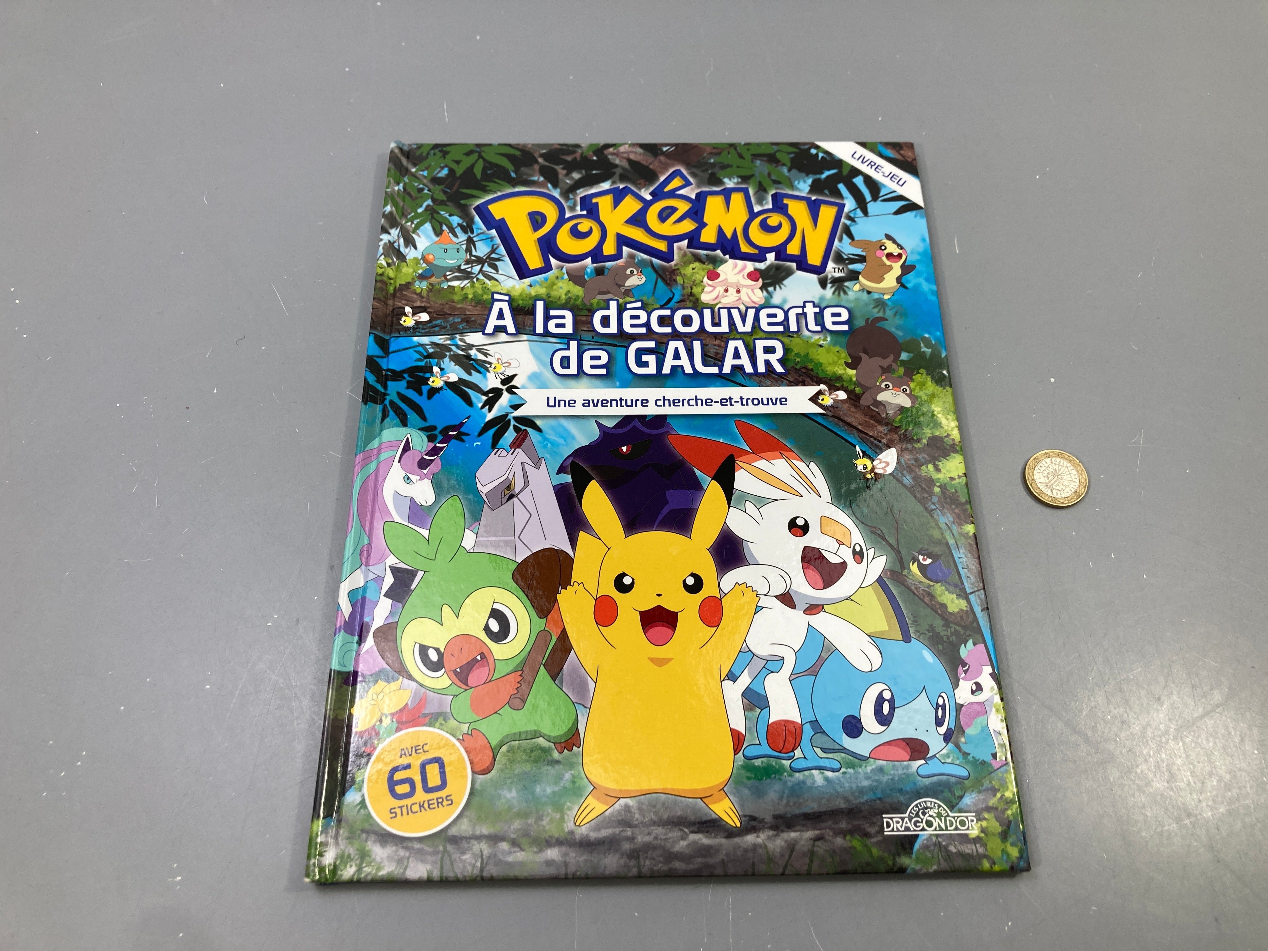 Pokémon, À la découverte de Galar, cherche-et-trouve avec 60 stickers, Dragon d'or