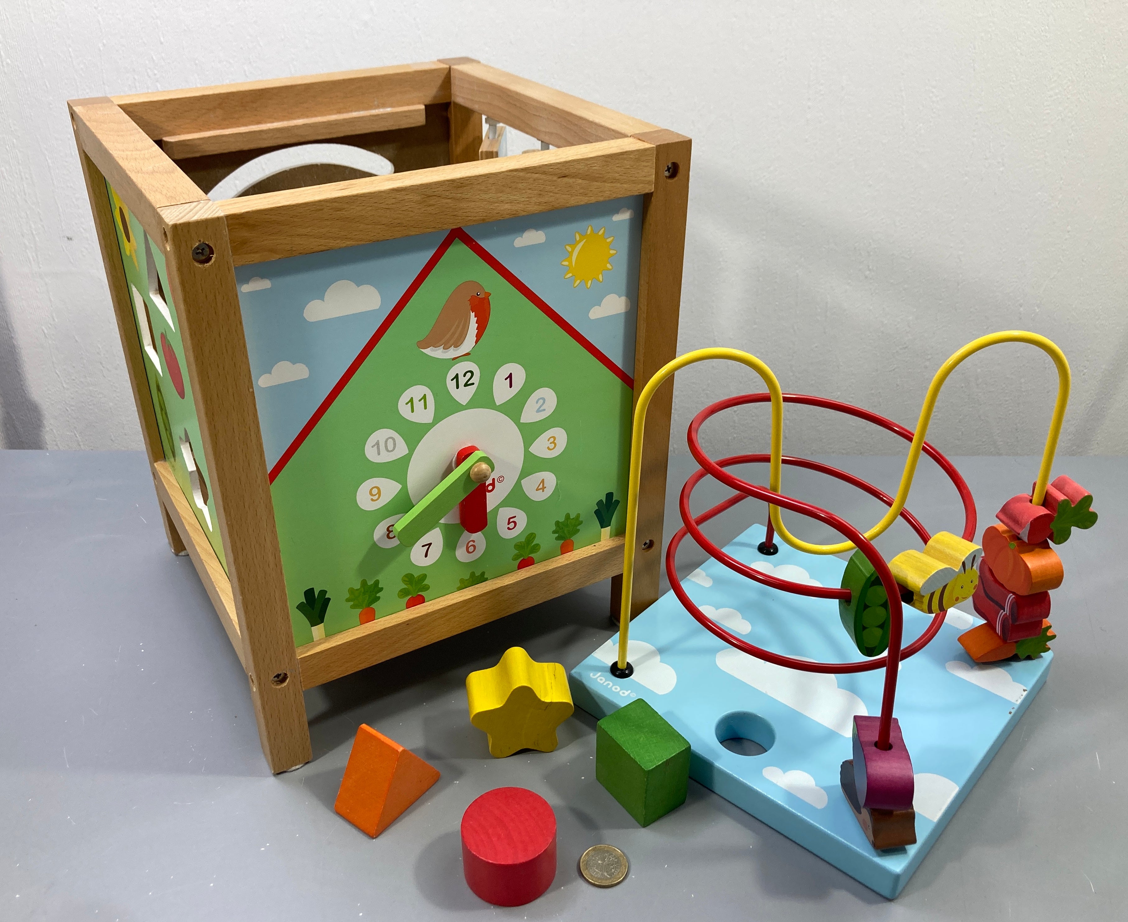 Cube d'activités Maxi looping jardin en bois avec horloge, formes à encastrer et boulier circuit de motricité