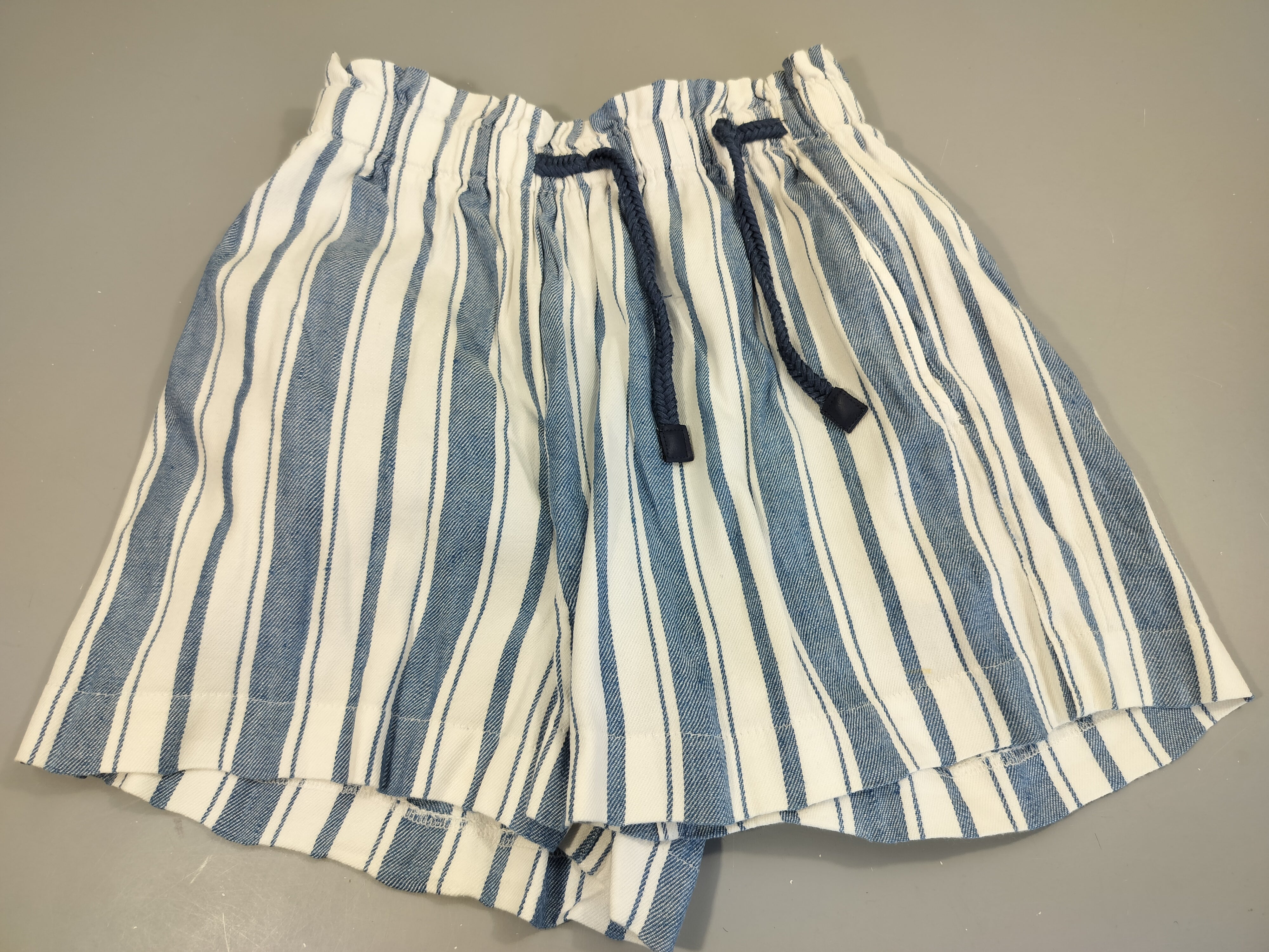 Short blanc  ligné bleu