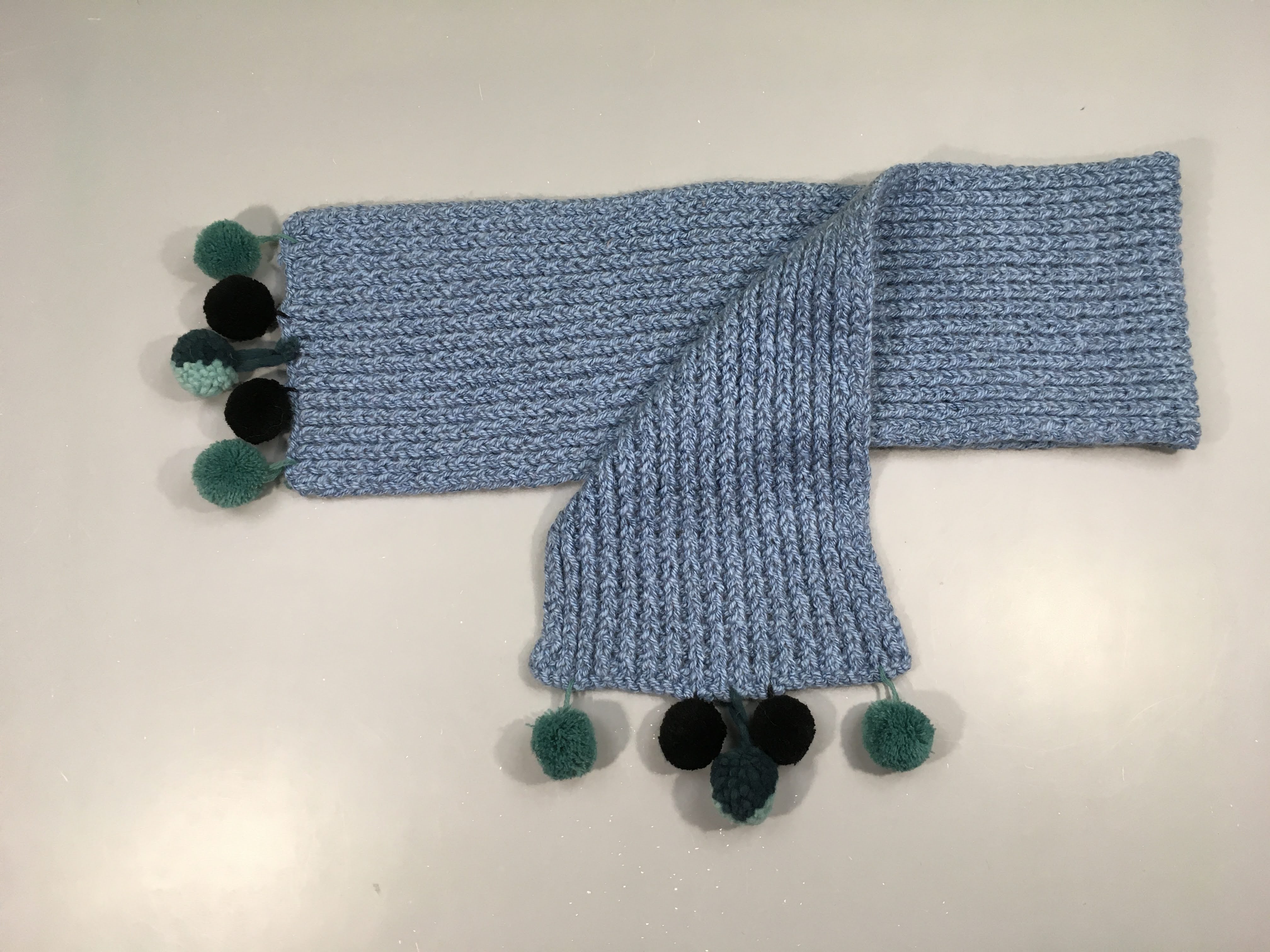 Echarpe mailles bleues pompns