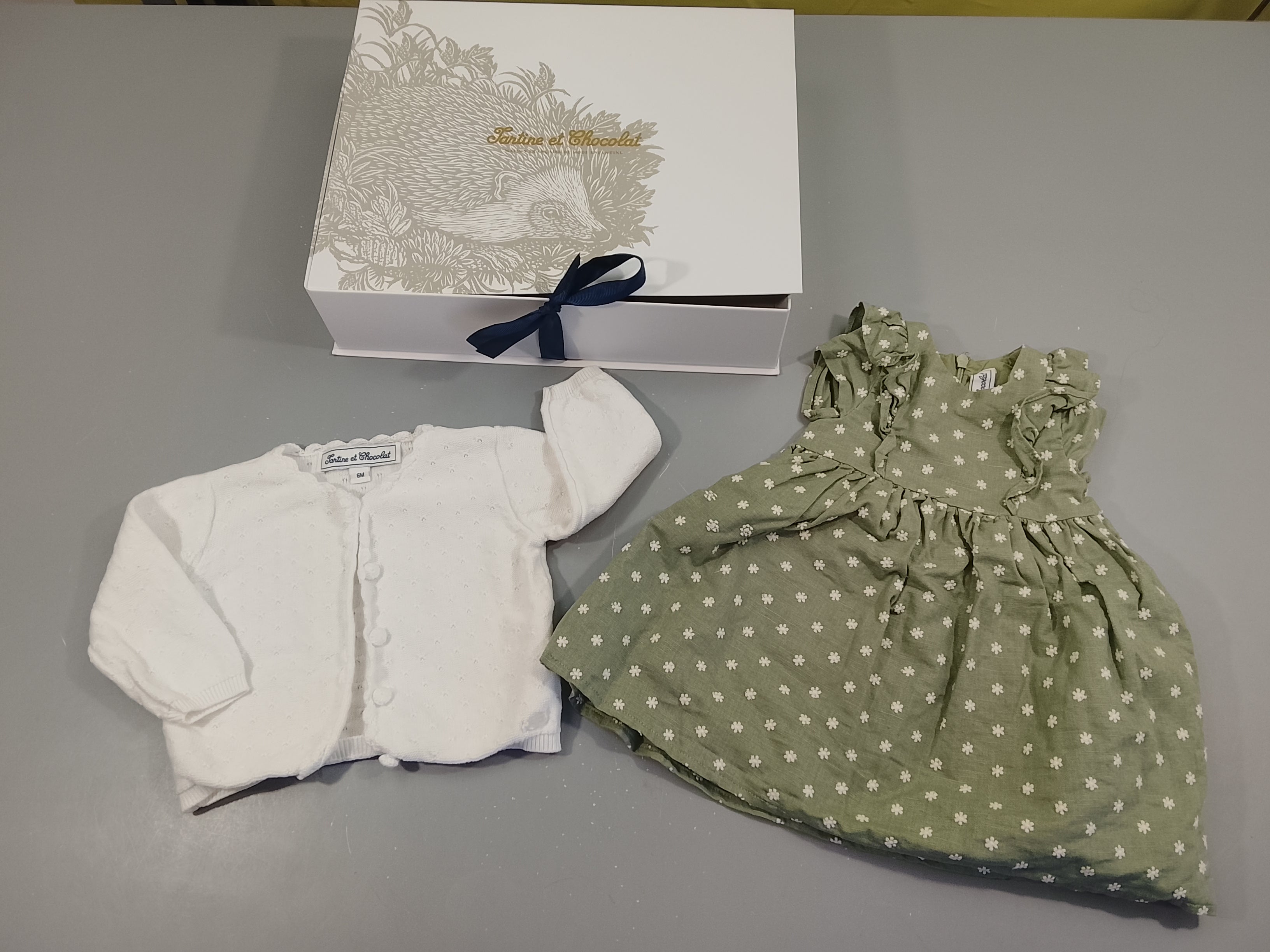 Boîte à cadeau contenant un  ensemble  Robe m.c verte à fleurs blanches brodées + gilet blanc