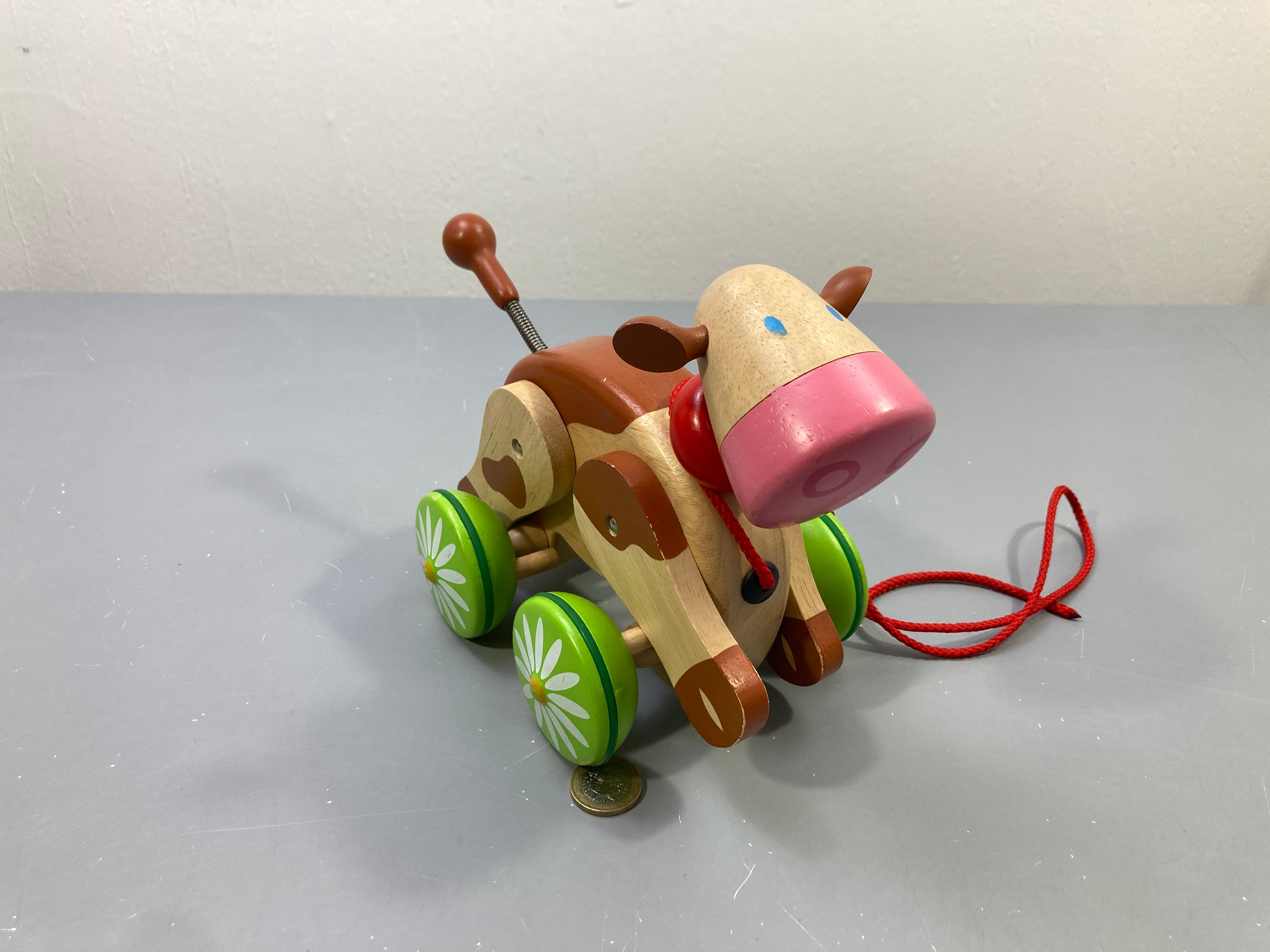 Vache à tirer en bois, roues vertes fleurs
