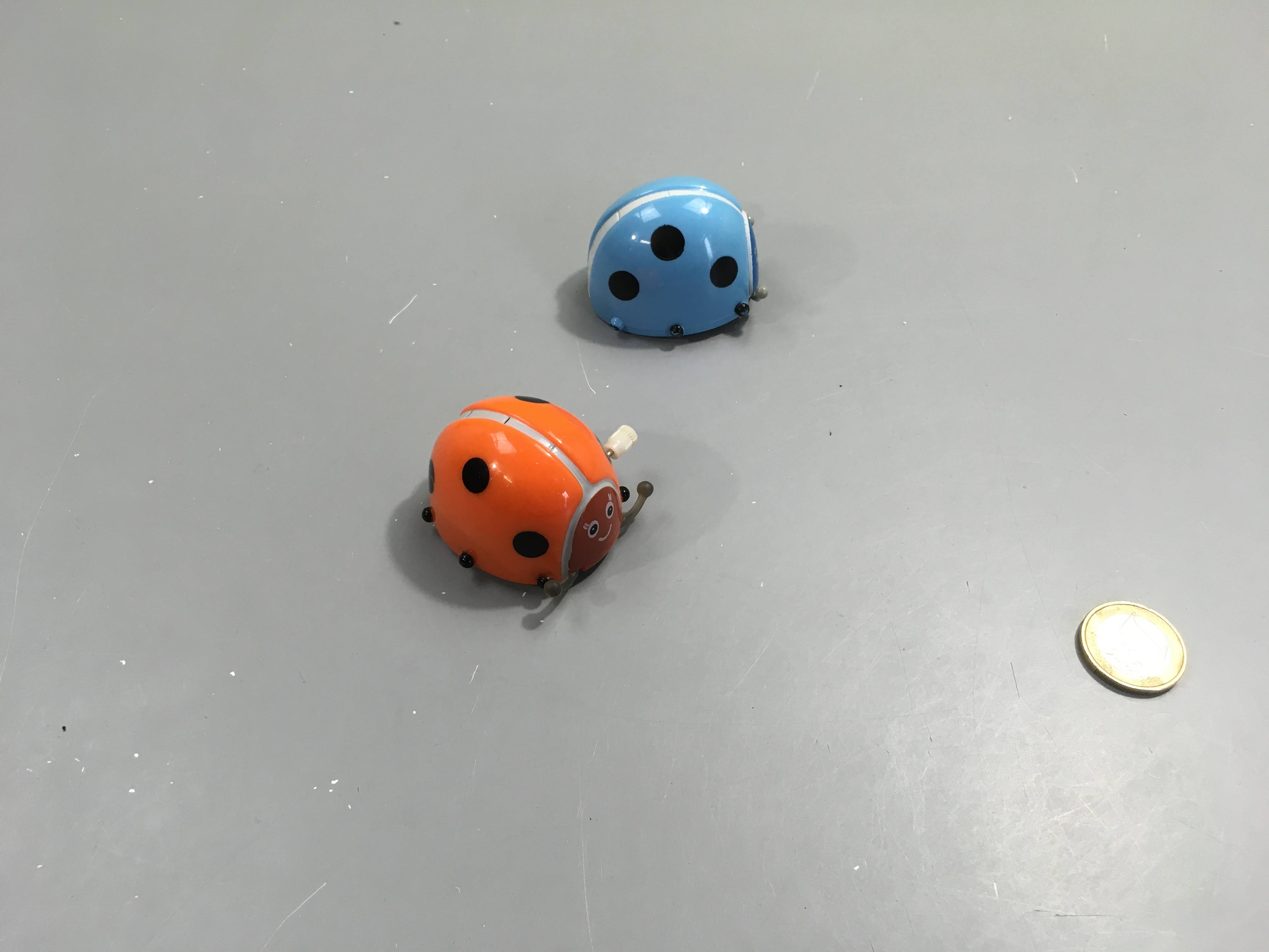 Lot de 2 coccinelles orange/bleu à remonter
