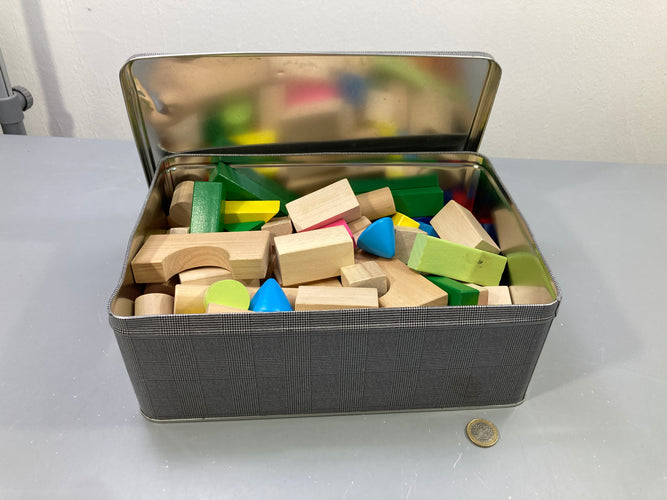 Lot cubes de construction en bois naturel et colorés, boîte métal, moins cher chez Petit Kiwi