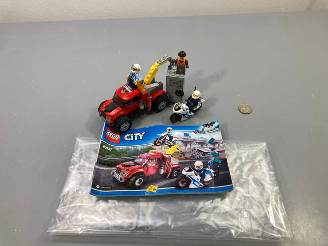 Lego City 60137 dépanneuse rouge, moto police, coffre-fort, figurines, avec notice Vendu en l'état tel que sur la photo, moins cher chez Petit Kiwi