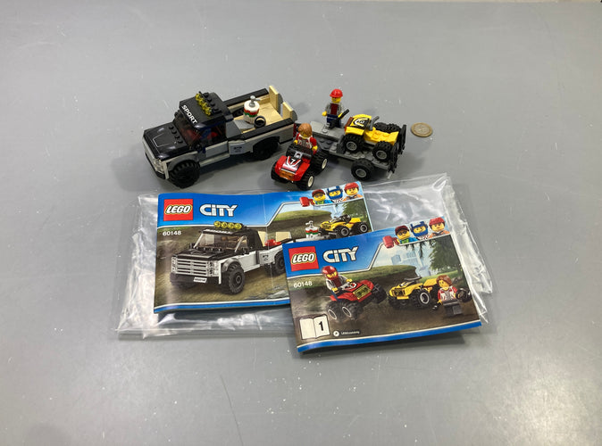 Lego City 60148 pick-up noir, remorque et 2 quads, figurines, avec notices Vendu en l'état tel que sur la photo, moins cher chez Petit Kiwi