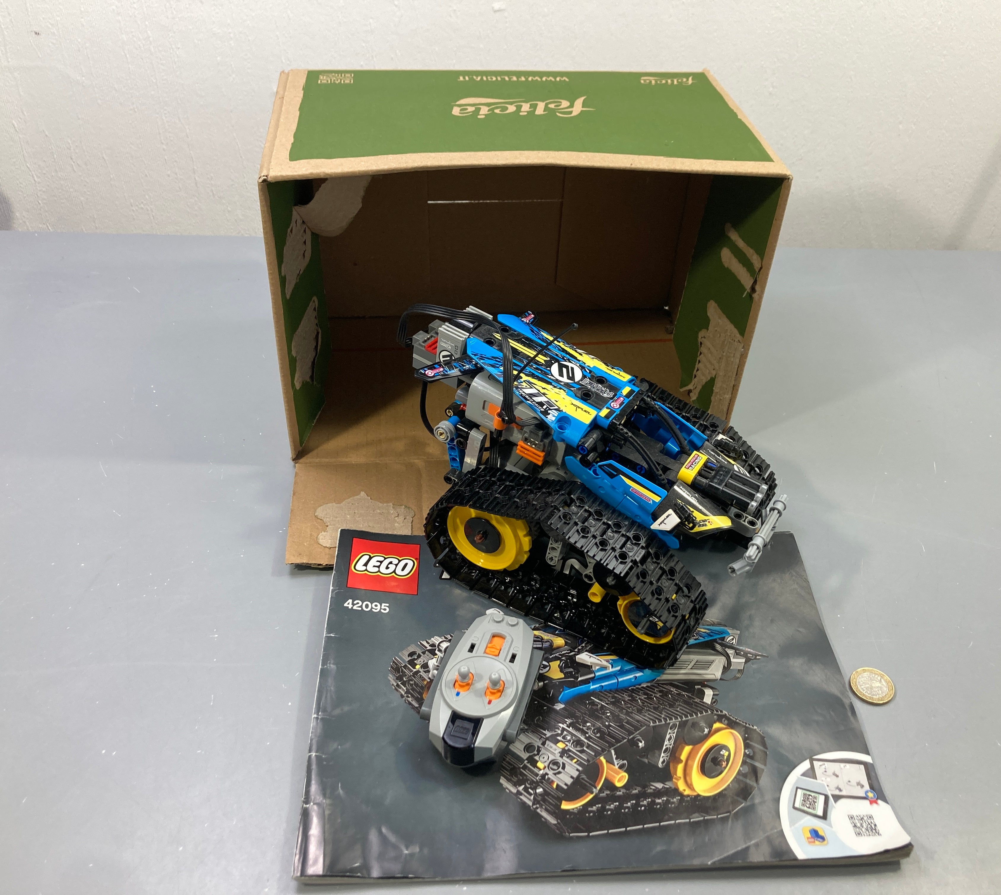 Lego Technic 42095 bolide à chenilles télécommandé bleu jaune, télécommande, avec notice Vendu en l'état tel que sur la photo