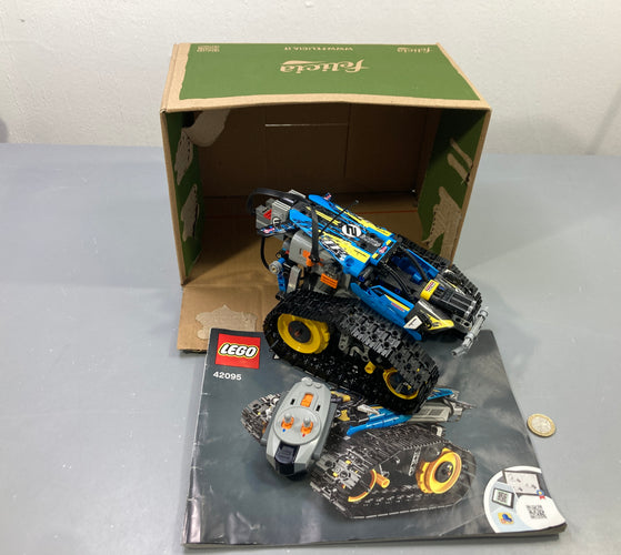 Lego Technic 42095 bolide à chenilles télécommandé bleu jaune, télécommande, avec notice Vendu en l'état tel que sur la photo, moins cher chez Petit Kiwi