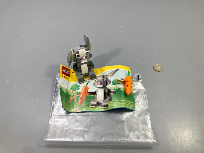 Lego 40086 lapin de Pâques gris et carotte, avec notice Vendu en l'état tel que sur la photo, moins cher chez Petit Kiwi