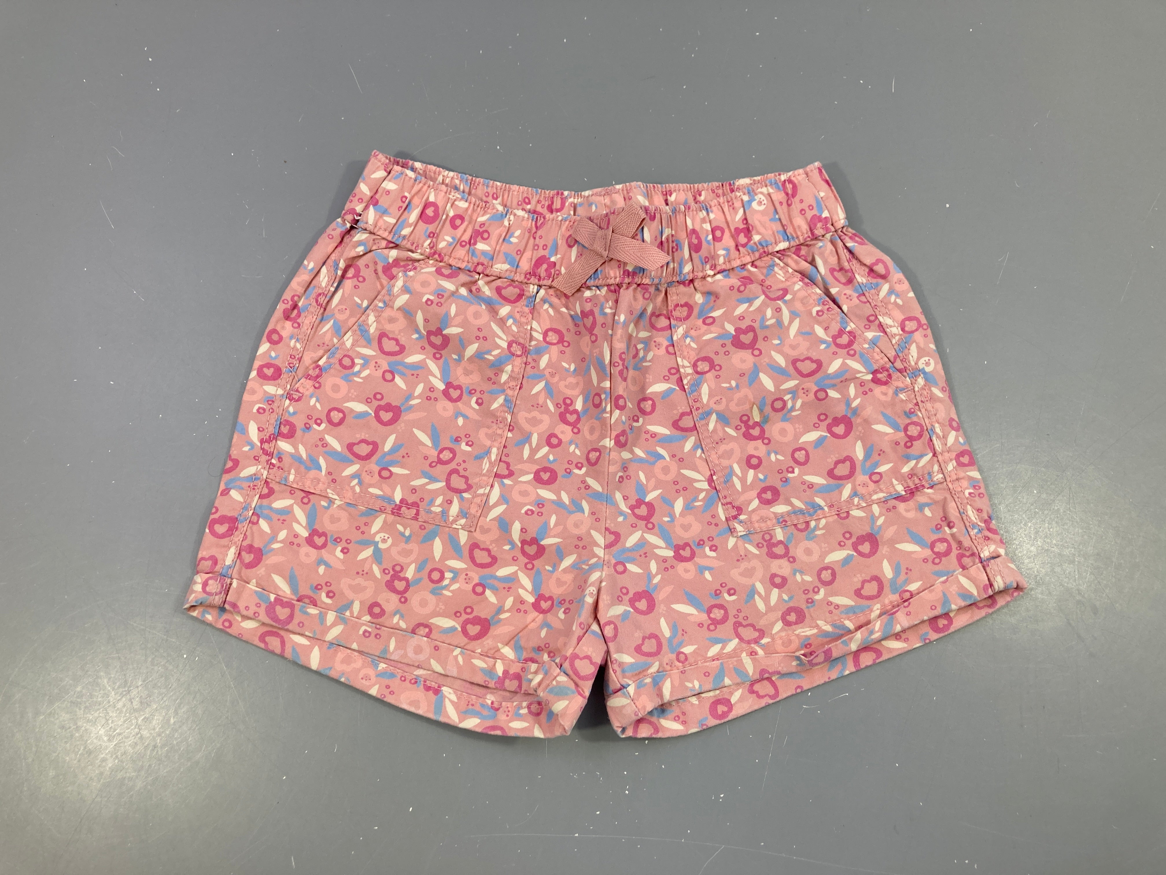 Short rose clair motifs bleu-blancs coeurs