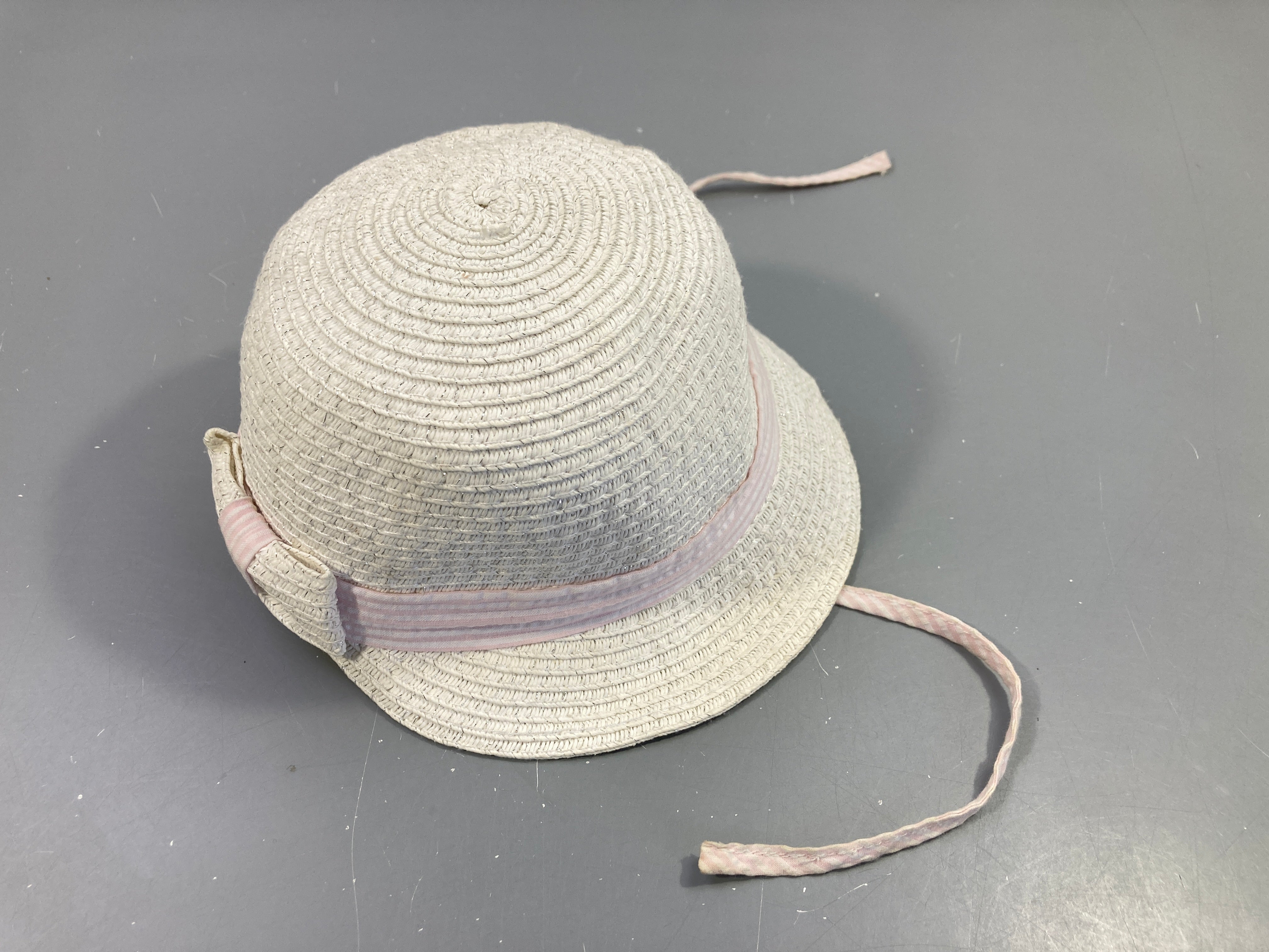 Chapeau fausse paille blanche noeud arrière (légèrement souillé) 48 cm