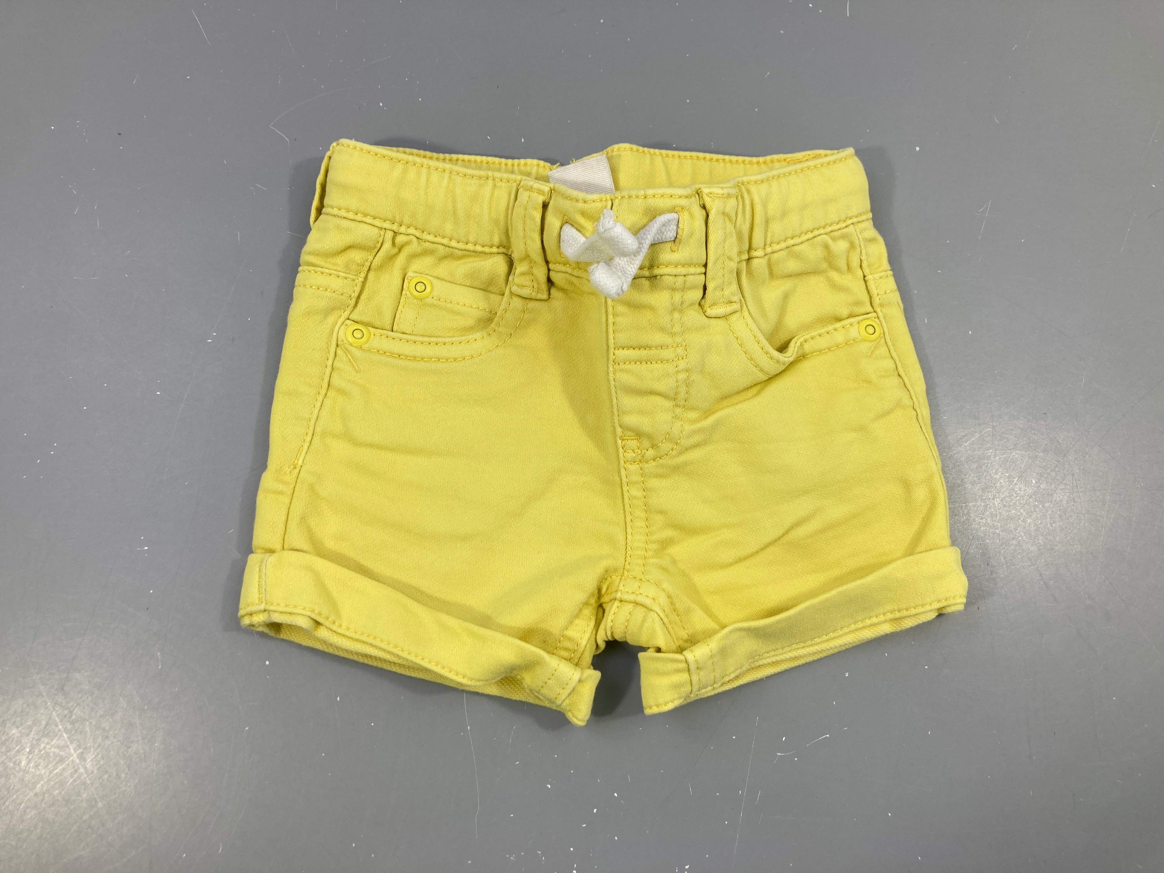 Short jaune à revers