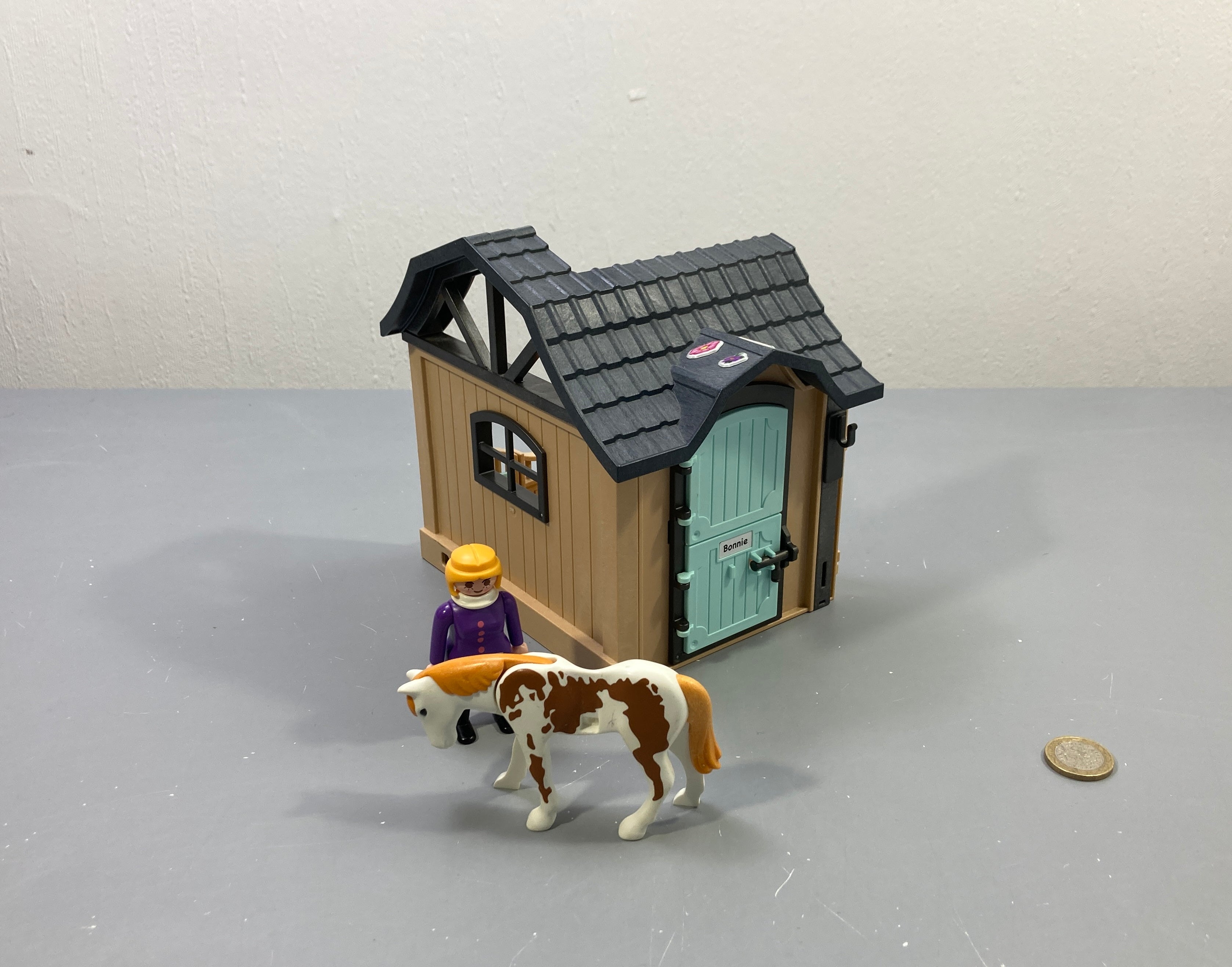 Box d'écurie  avec cavalière et cheval pie marron blanc Bonnie