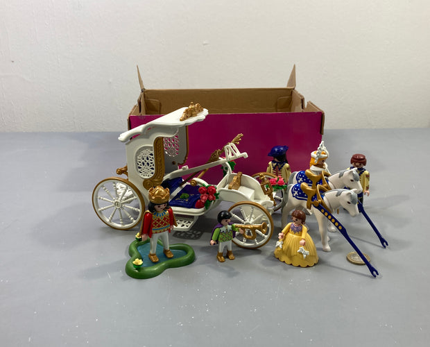 Calèche royale blanche et or, 2 chevaux, roi, princesse et personnages, avec boîte, moins cher chez Petit Kiwi