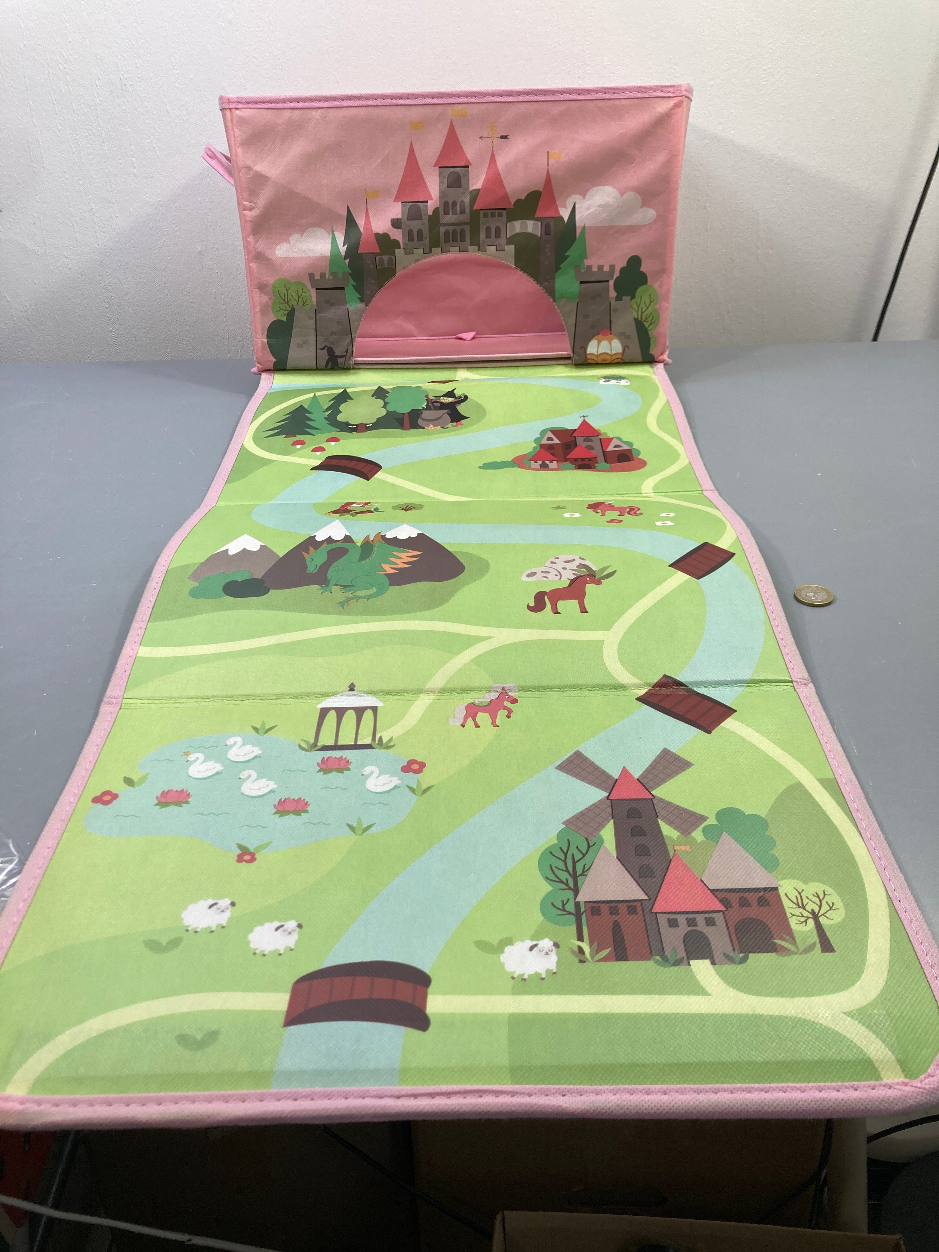 Coffre de rangement pliable rose avec tapis de jeu château Quelque traces