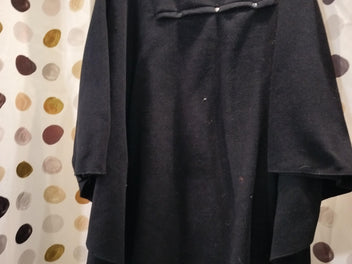 Cape noire  Jolilala avec ouverture  à l'avant 100% polyester