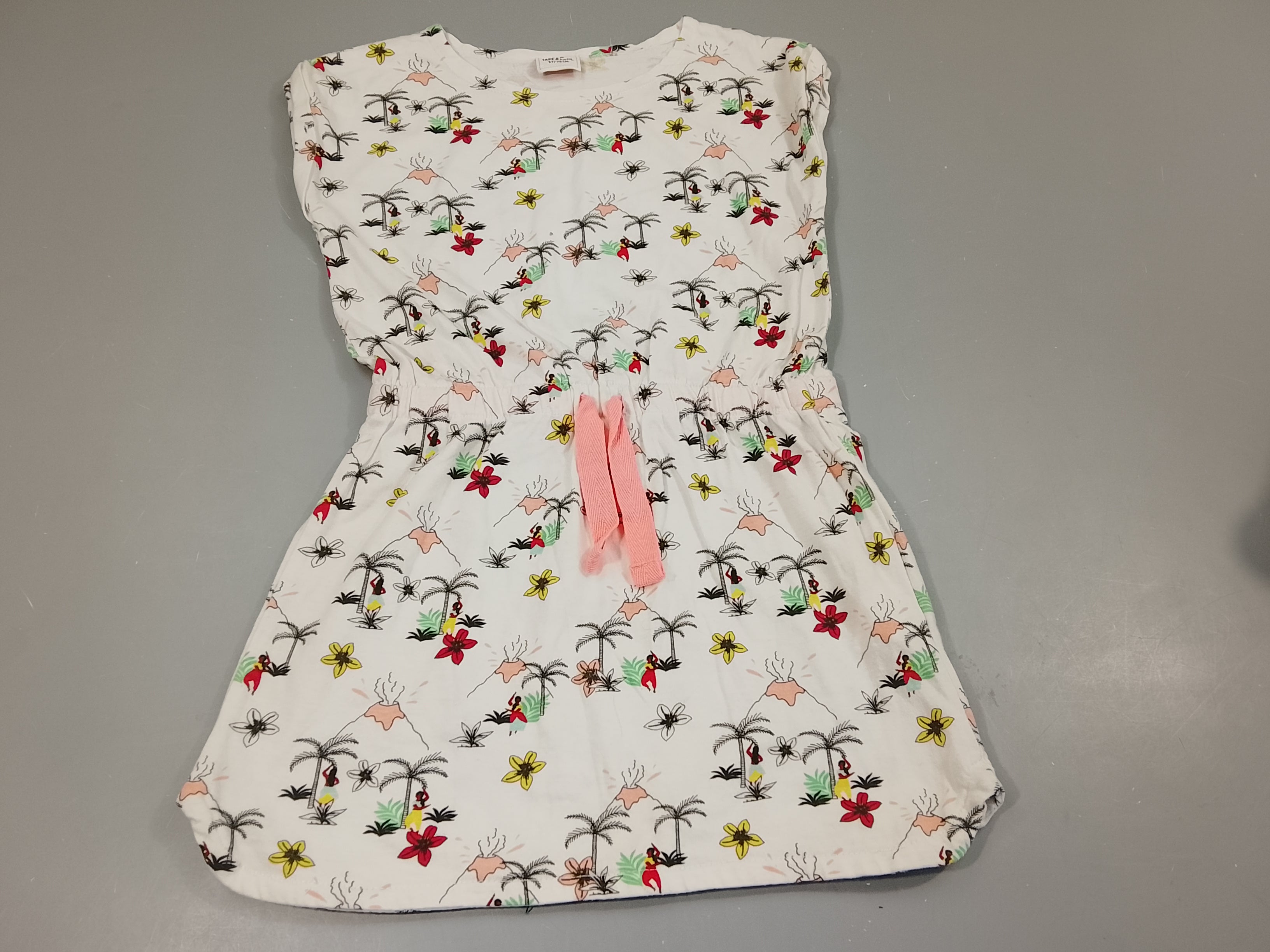 Combishort blanche , motifs volcans, palmiers,...