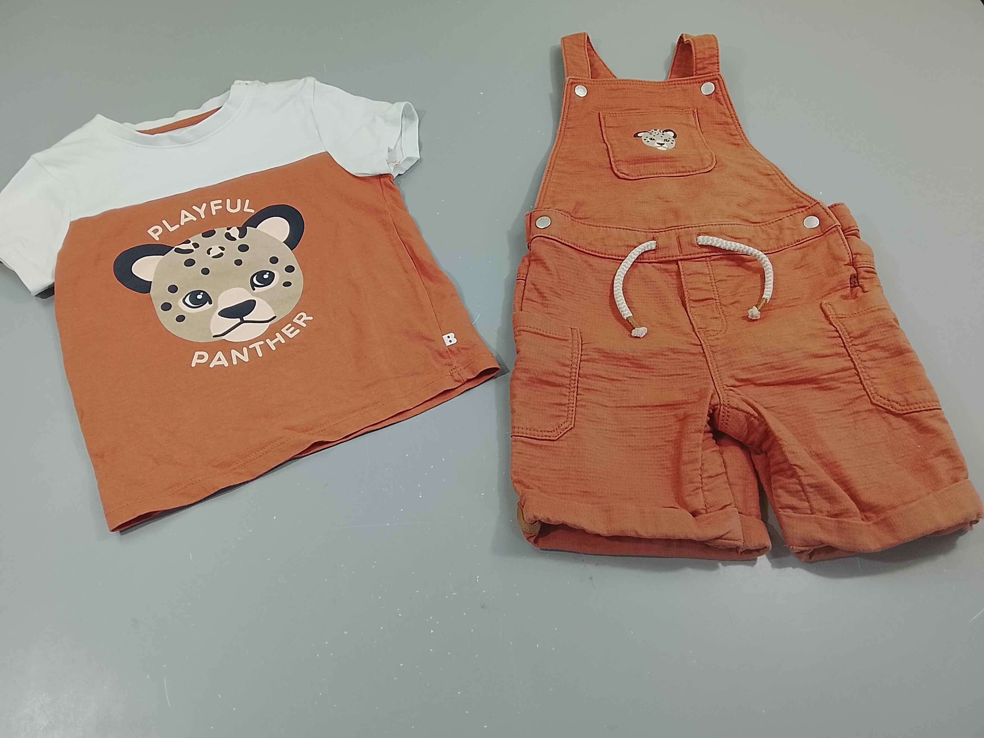 Ensemble Salopette  terracotta (3a) + T-shirt m.c assorti panthère (2 ans)