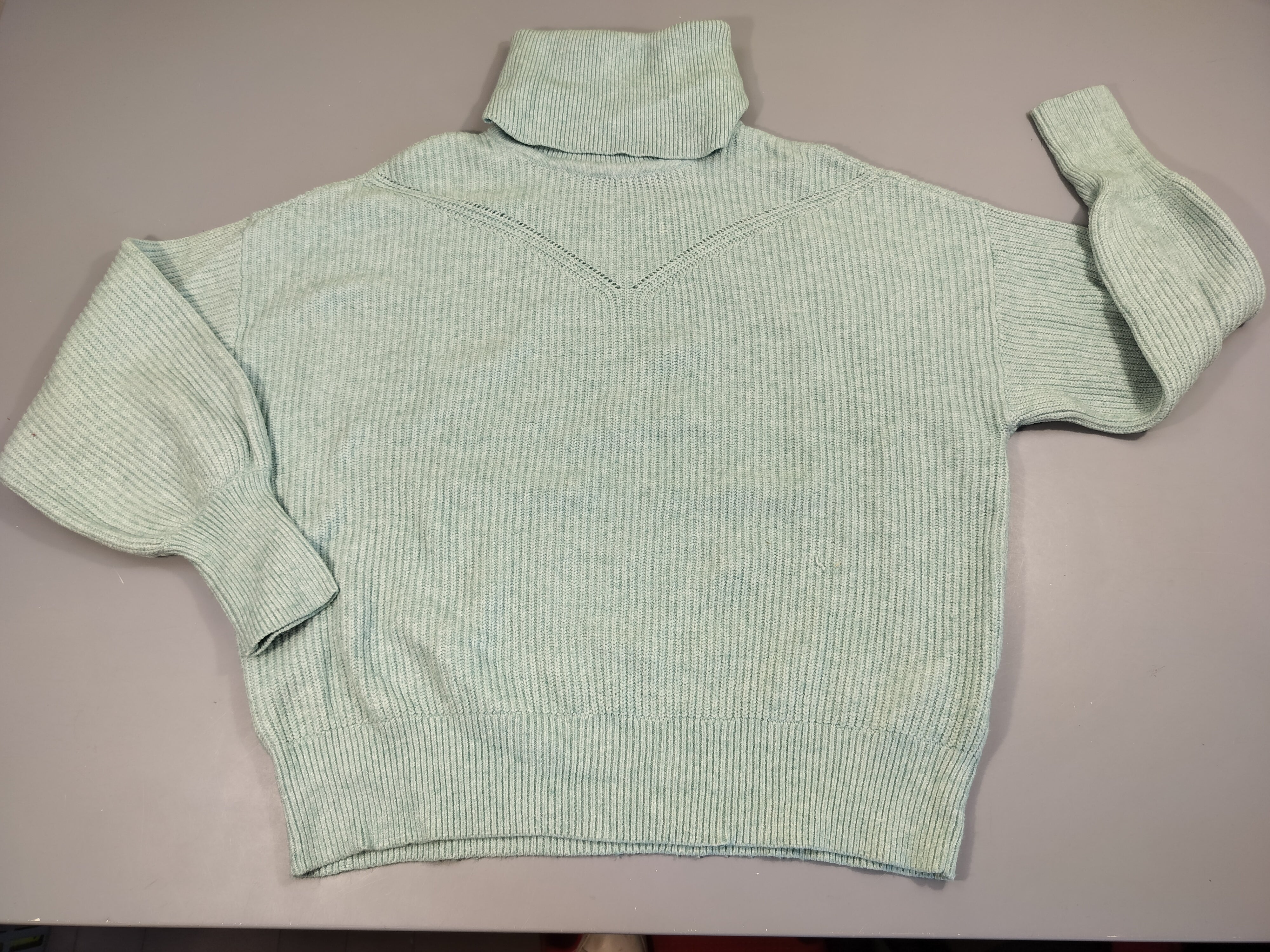 Pull  col roulé vert sauge , léger accrocs