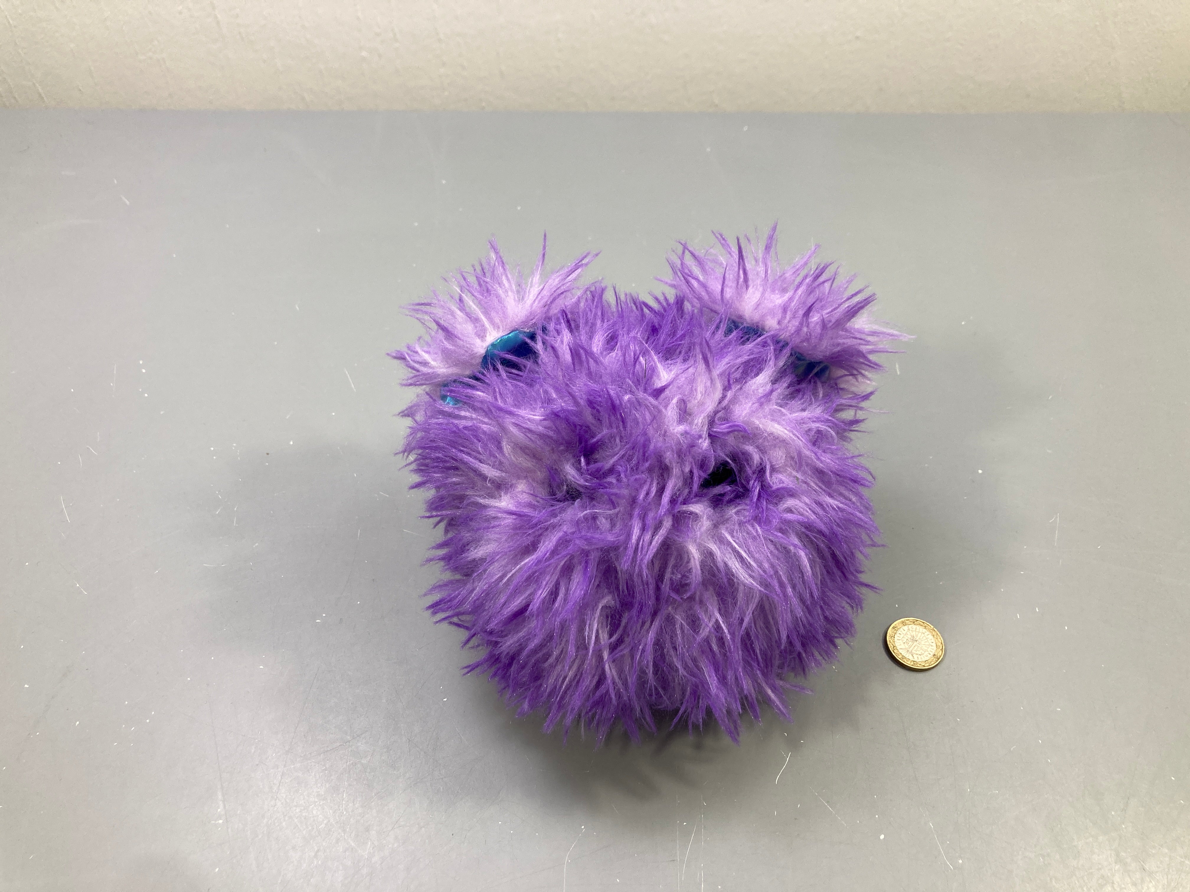 Peluche monstre violet à poils longs