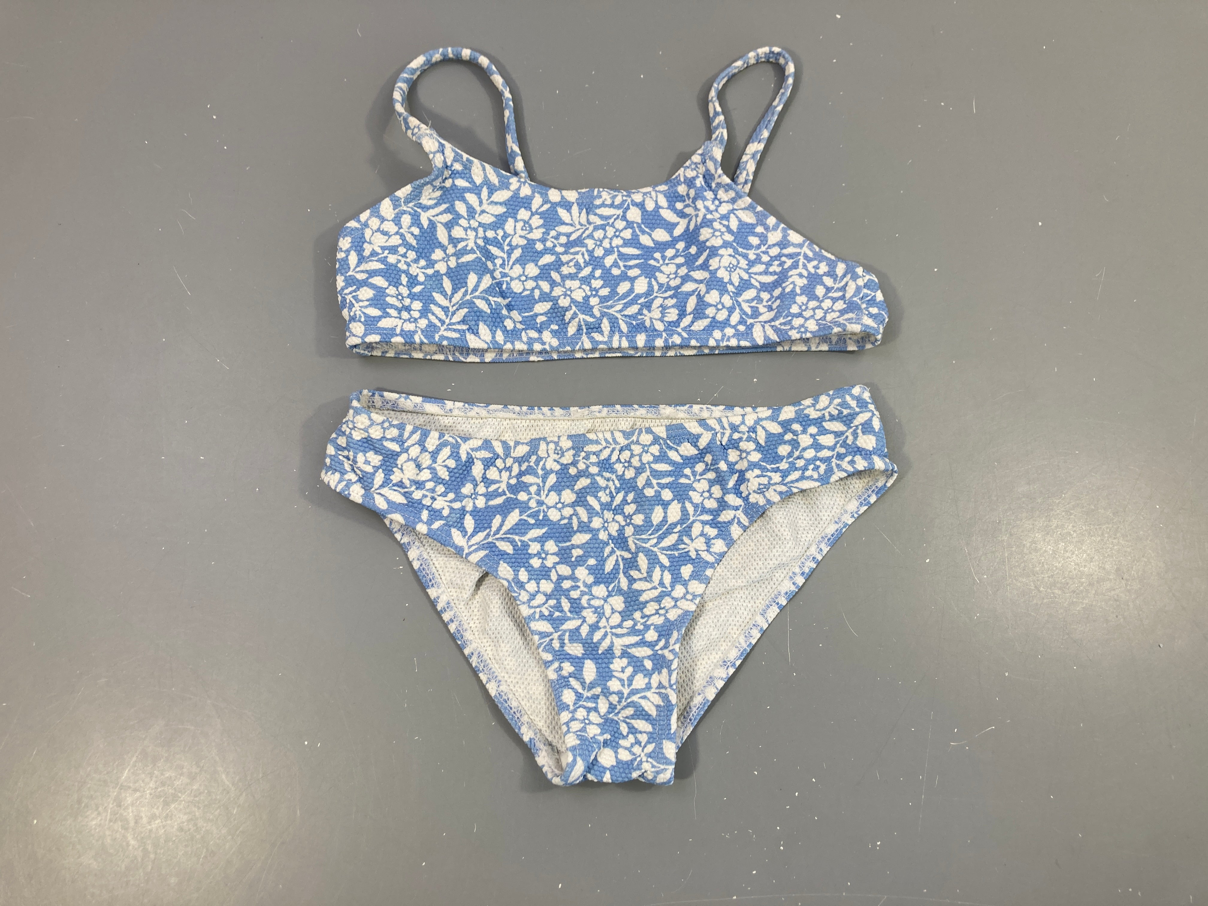 Bikini texturé bleu clair fleurs blanches