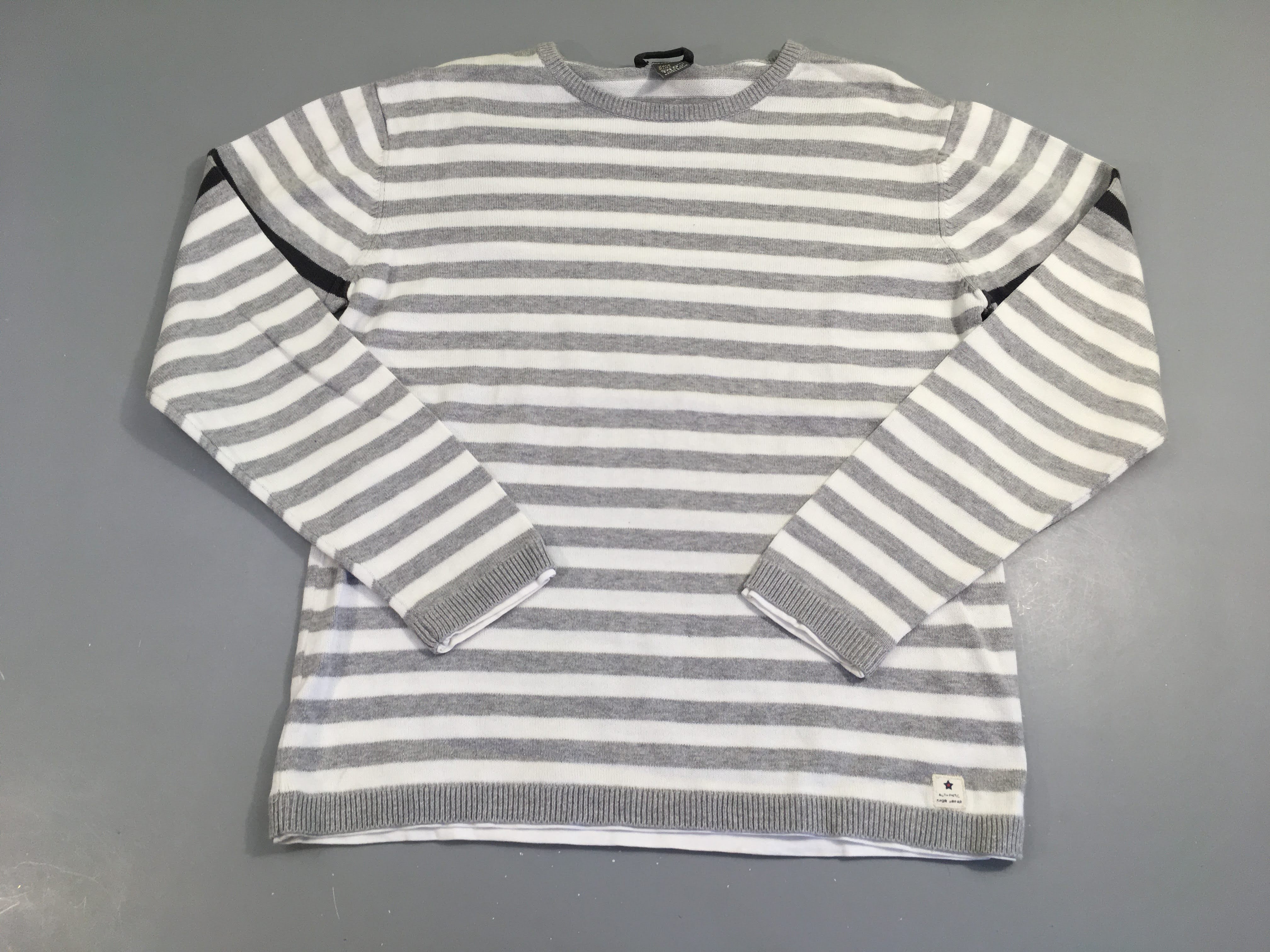 Pull gris chiné rayé blanc