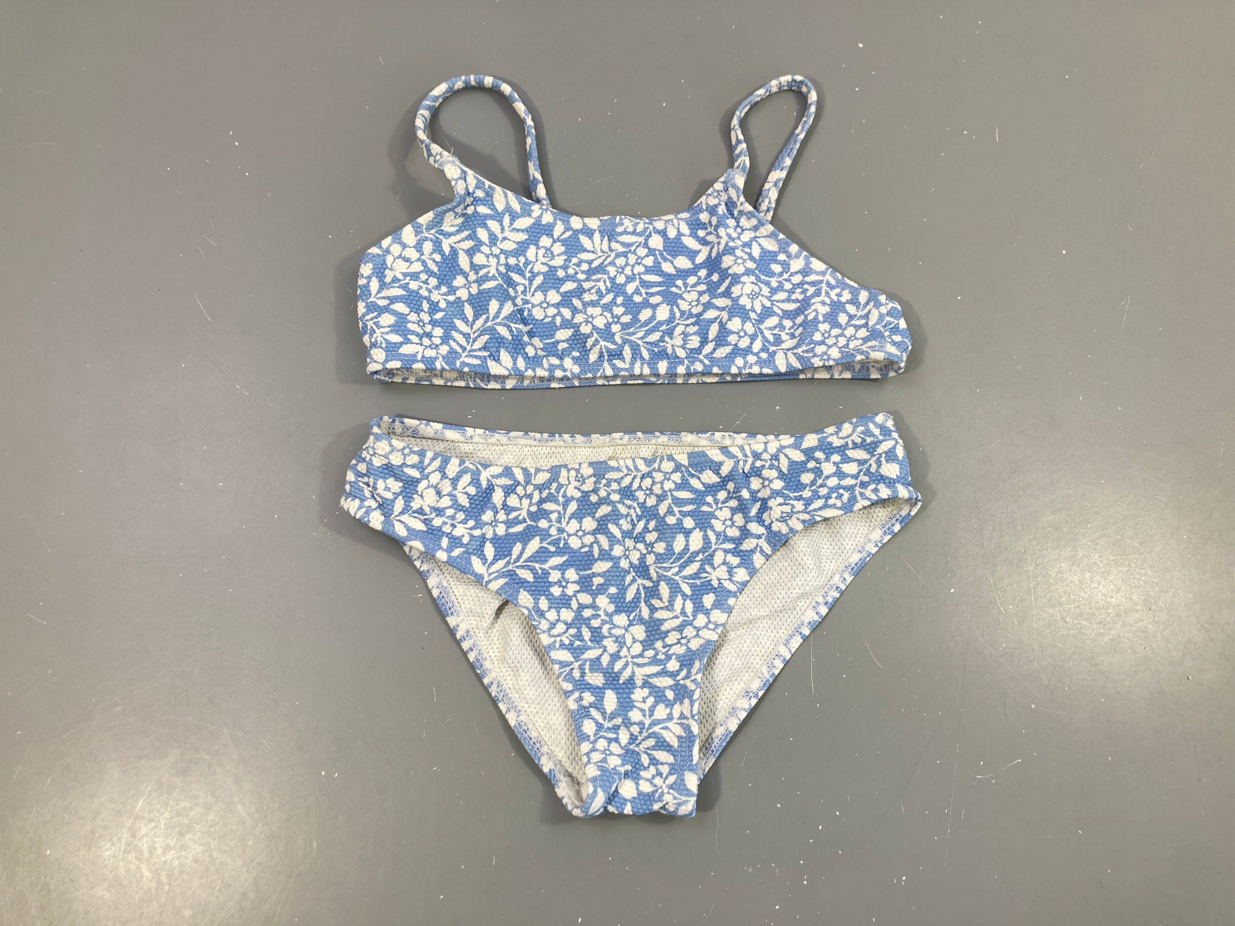 Bikini texturé bleu clair fleurs blanches