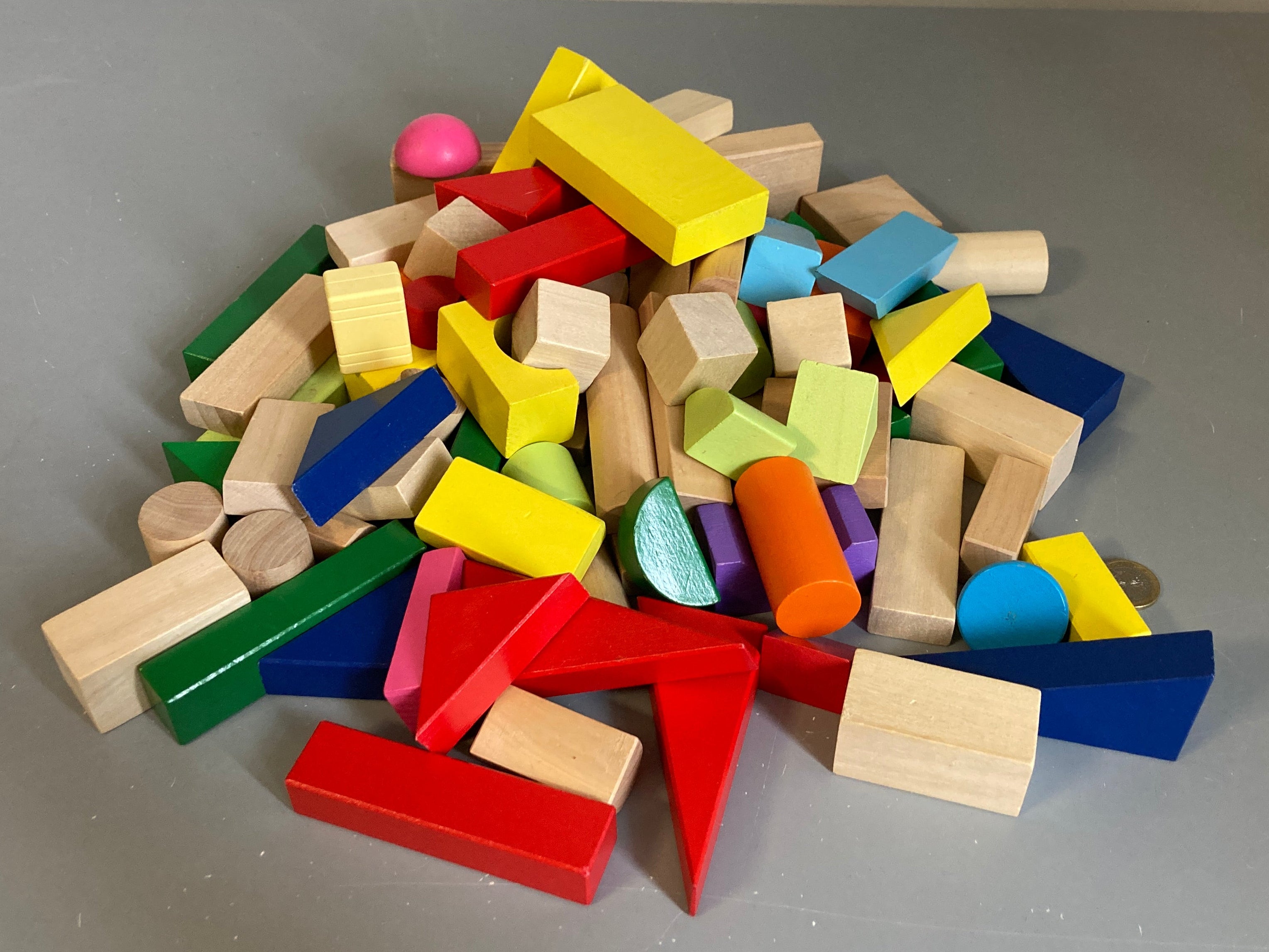 Lot cubes de construction en bois naturel et colorés, boîte métal