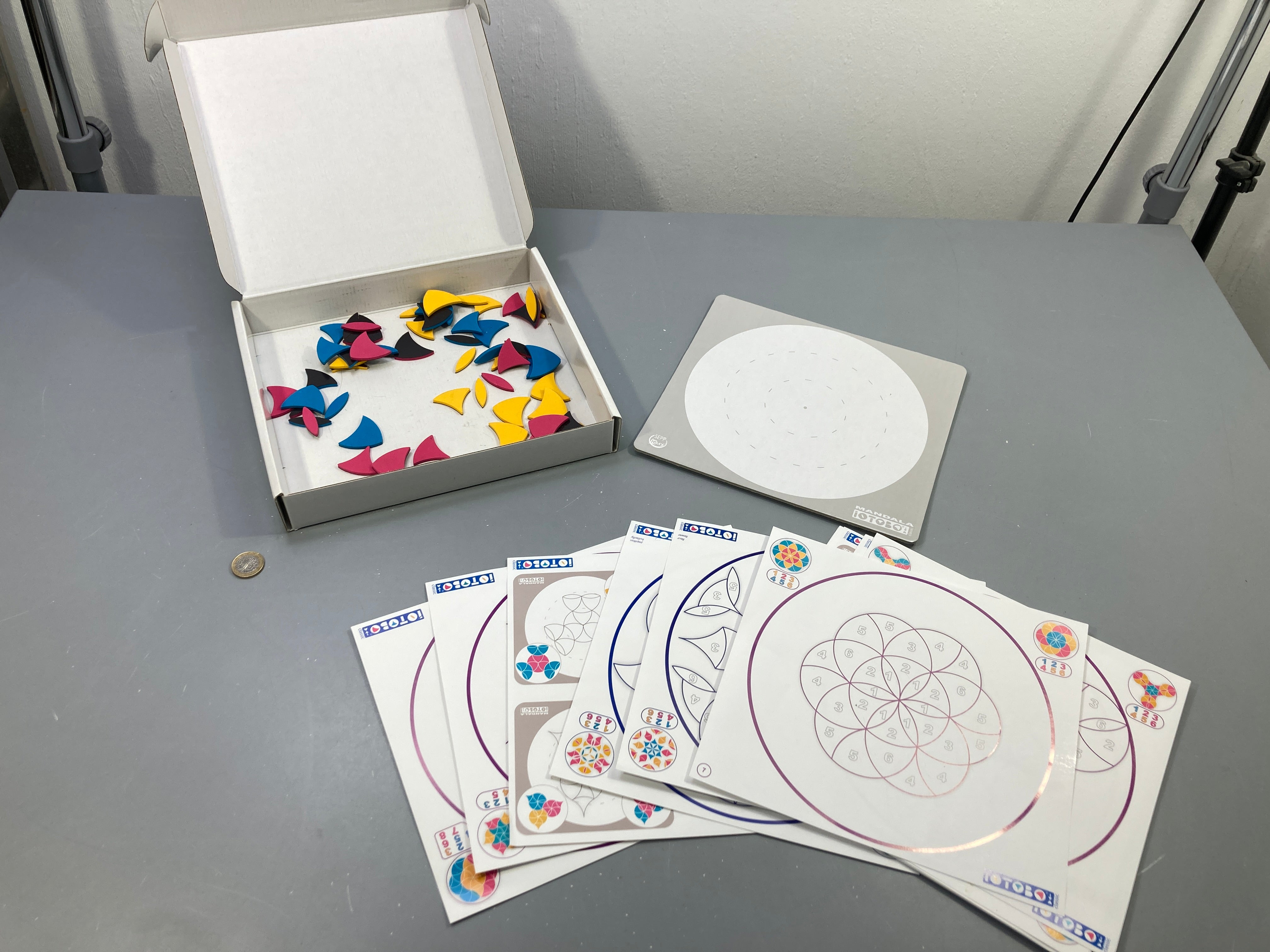 Jeu magnétique Mandala, magnets, plateau, fiches modèles ! Manque 2 magnets roses!